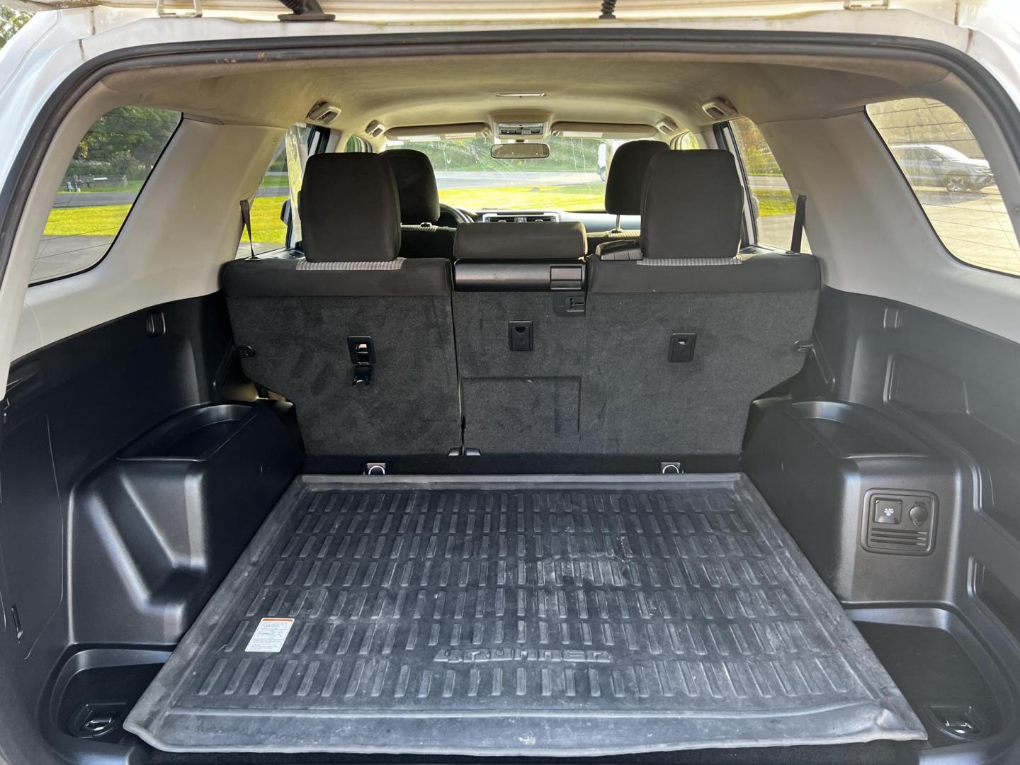 2017 White /Black Toyota 4Runner SR5 4WD (JTEBU5JR8H5) with an 4.0L V6 DOHC 24V engine, 5-Speed Automatic transmission, located at 11115 Chardon Rd. , Chardon, OH, 44024, (440) 214-9705, 41.580246, -81.241943 - Photo#33