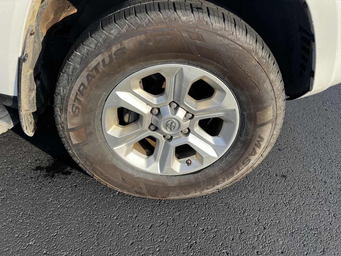 2017 White /Black Toyota 4Runner SR5 4WD (JTEBU5JR8H5) with an 4.0L V6 DOHC 24V engine, 5-Speed Automatic transmission, located at 11115 Chardon Rd. , Chardon, OH, 44024, (440) 214-9705, 41.580246, -81.241943 - Photo#11