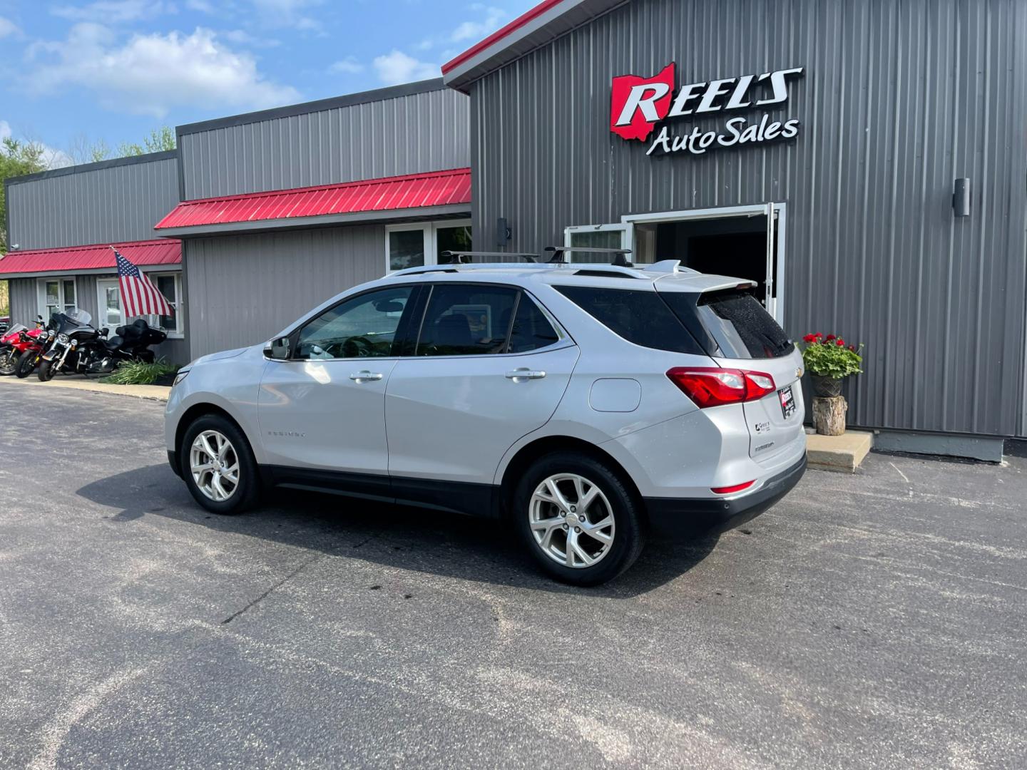 2018 Silver /Black Chevrolet Equinox Premier AWD (2GNAXVEV1J6) with an 1.5L I4 DIR DOHC 16V TURBO engine, 6A transmission, located at 11115 Chardon Rd. , Chardon, OH, 44024, (440) 214-9705, 41.580246, -81.241943 - Photo#11