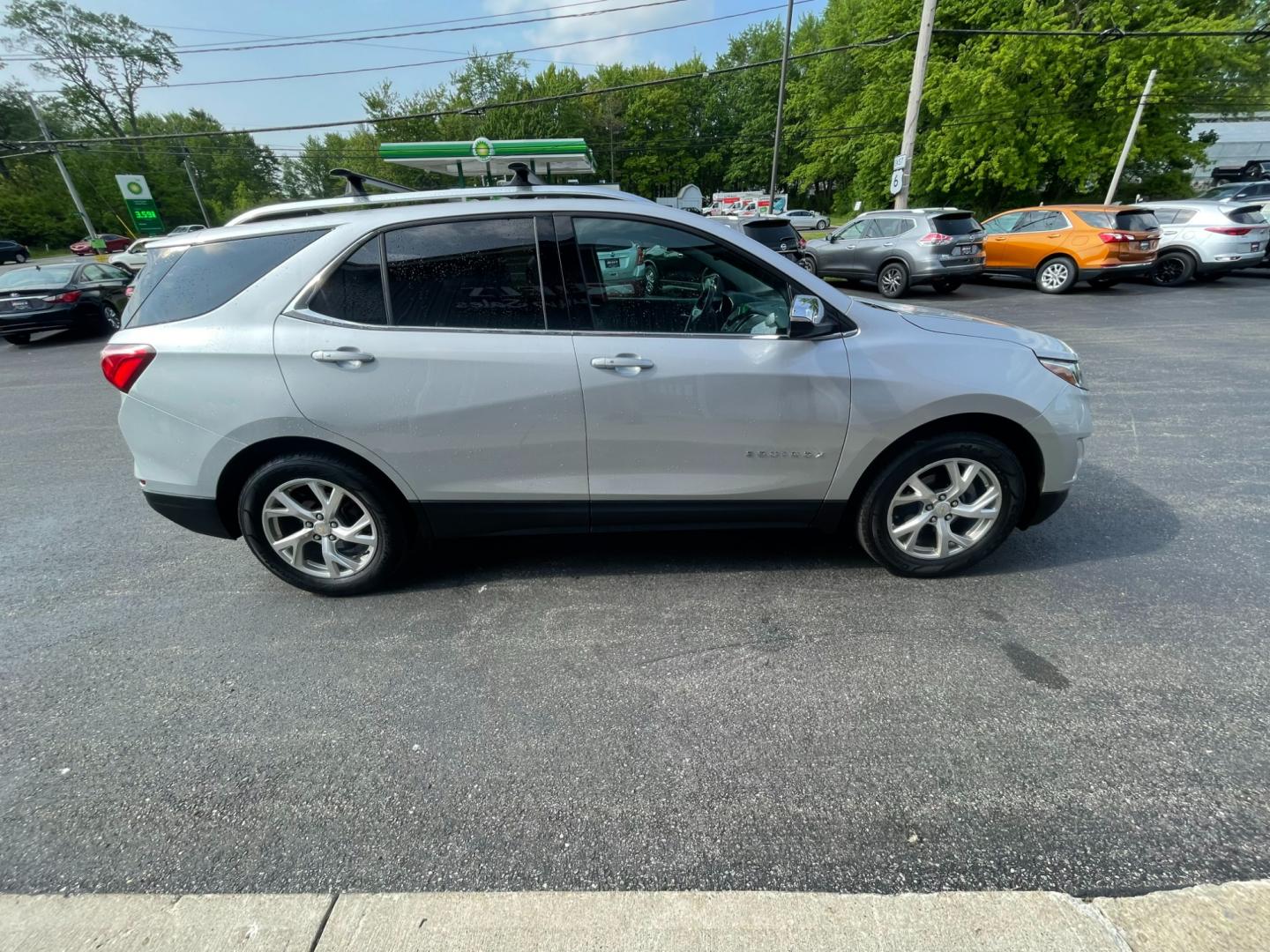 2018 Silver /Black Chevrolet Equinox Premier AWD (2GNAXVEV1J6) with an 1.5L I4 DIR DOHC 16V TURBO engine, 6A transmission, located at 11115 Chardon Rd. , Chardon, OH, 44024, (440) 214-9705, 41.580246, -81.241943 - Photo#5