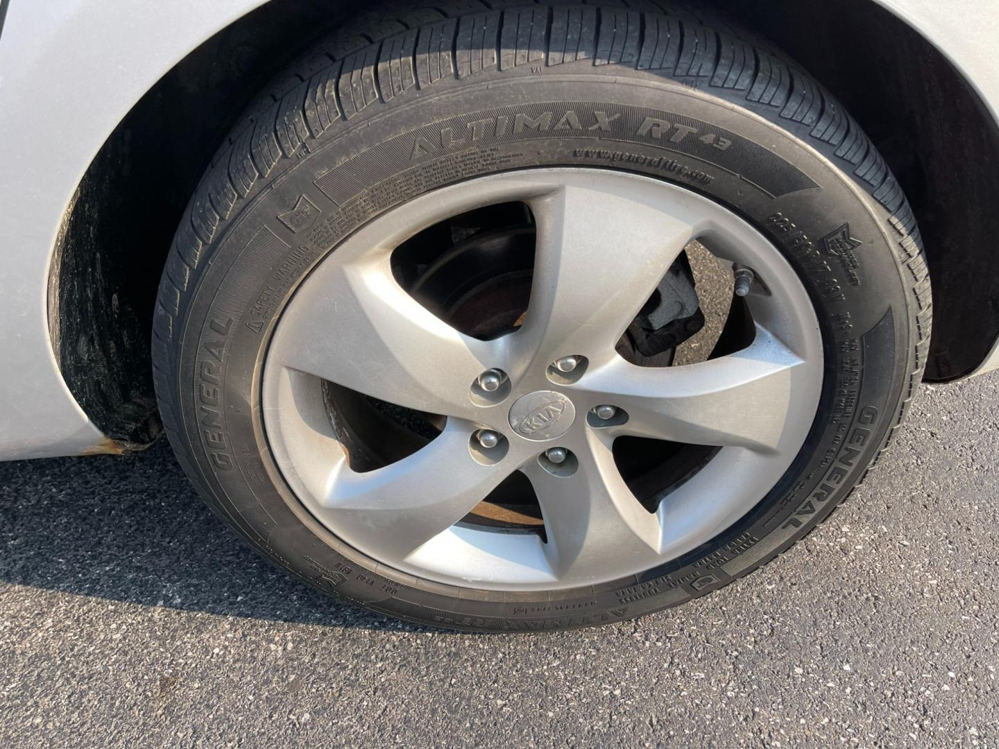 2007 Silver /Black Kia Rondo EX V6 (KNAFG526277) with an 2.7L V6 DOHC 24V engine, 5-Speed Automatic Overdrive transmission, located at 11115 Chardon Rd. , Chardon, OH, 44024, (440) 214-9705, 41.580246, -81.241943 - Photo#12