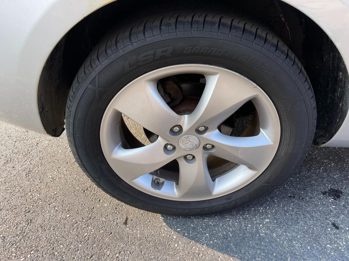 2007 Silver /Black Kia Rondo EX V6 (KNAFG526277) with an 2.7L V6 DOHC 24V engine, 5-Speed Automatic Overdrive transmission, located at 11115 Chardon Rd. , Chardon, OH, 44024, (440) 214-9705, 41.580246, -81.241943 - Photo#6