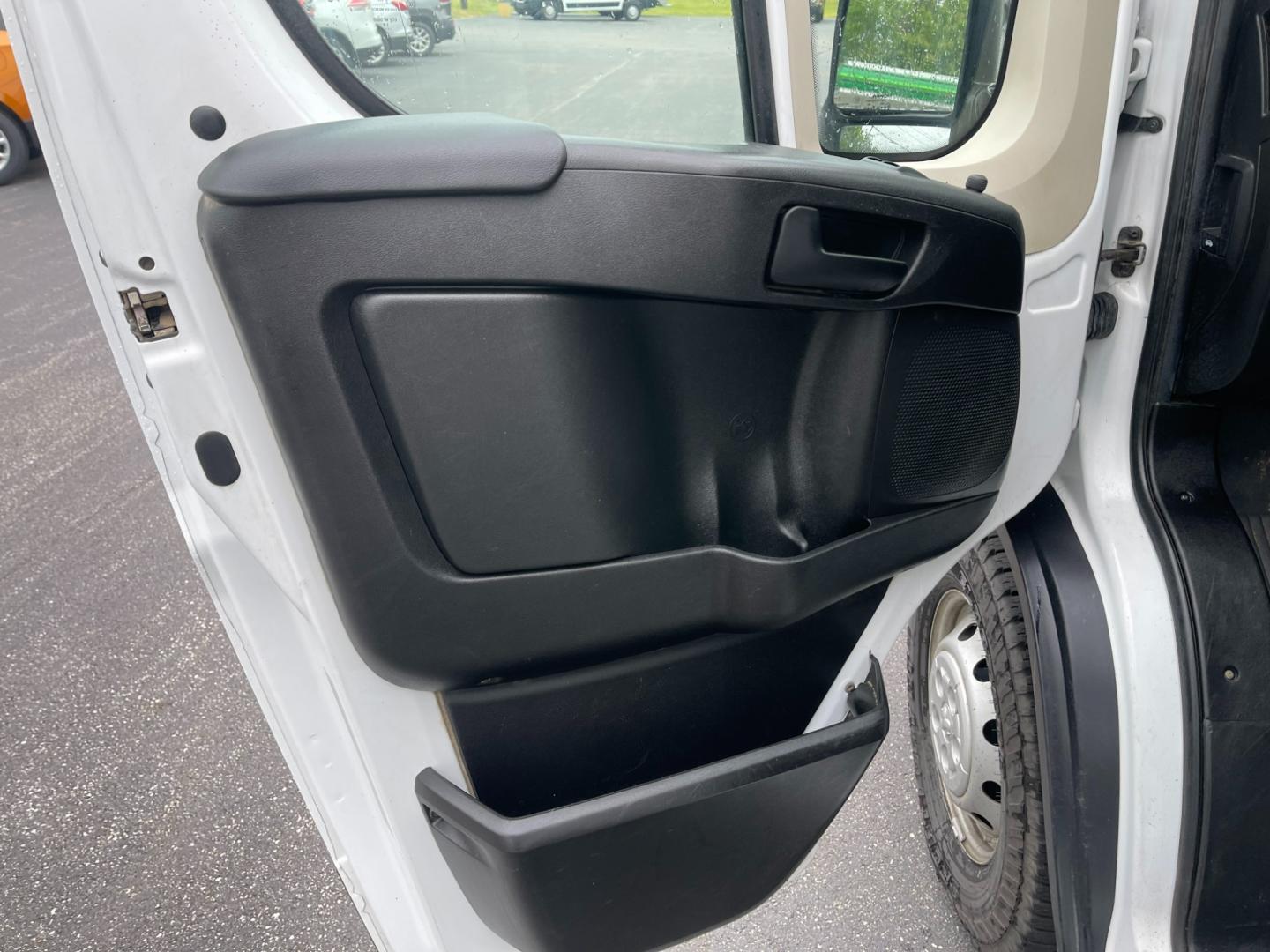 2020 White /Black RAM Promaster 1500 High Roof Tradesman 136-in. WB (3C6TRVBG8LE) with an 3.6L V6 engine, 6A transmission, located at 11115 Chardon Rd. , Chardon, OH, 44024, (440) 214-9705, 41.580246, -81.241943 - Photo#17