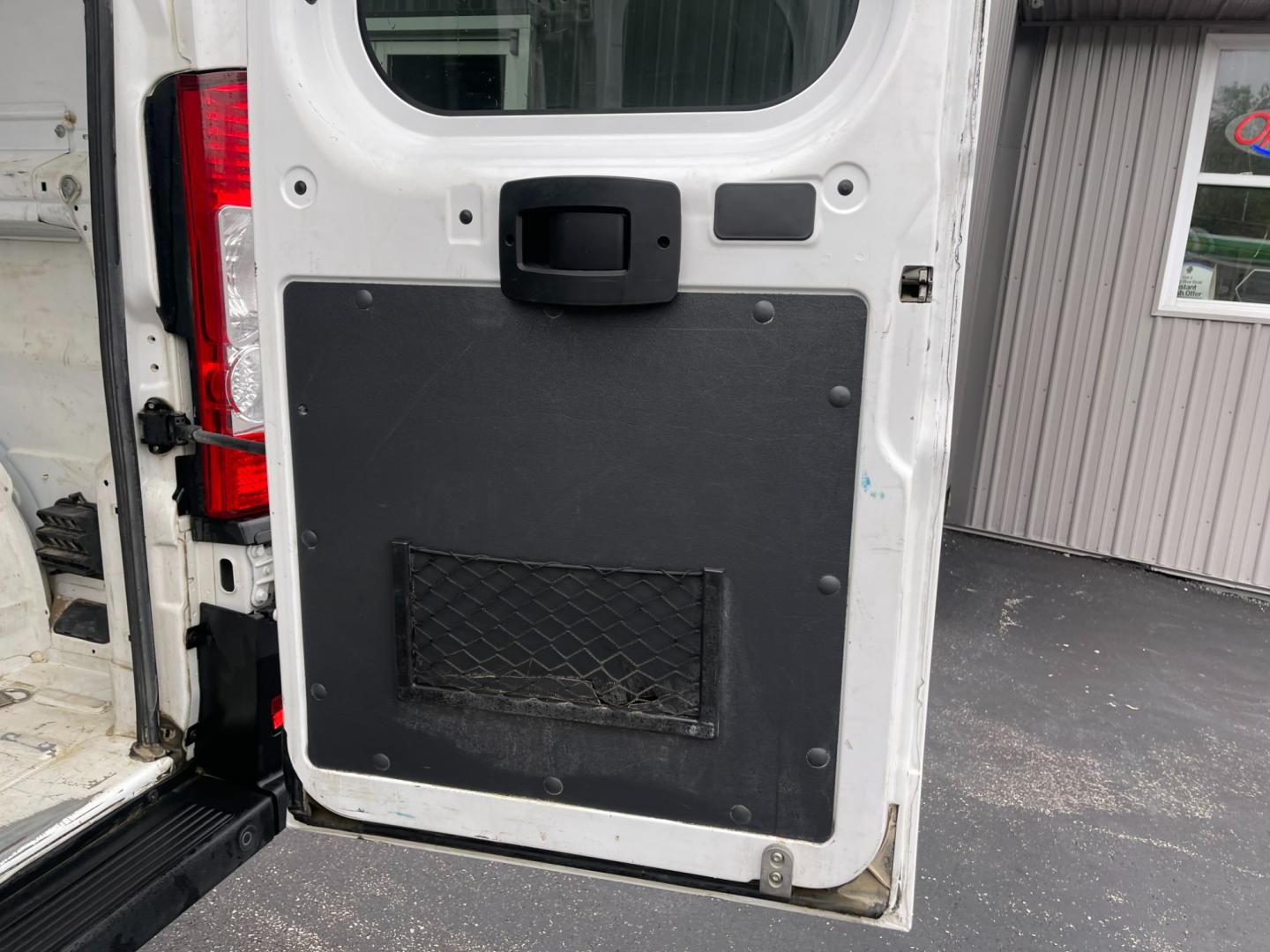 2020 White /Black RAM Promaster 1500 High Roof Tradesman 136-in. WB (3C6TRVBG8LE) with an 3.6L V6 engine, 6A transmission, located at 11115 Chardon Rd. , Chardon, OH, 44024, (440) 214-9705, 41.580246, -81.241943 - Photo#32