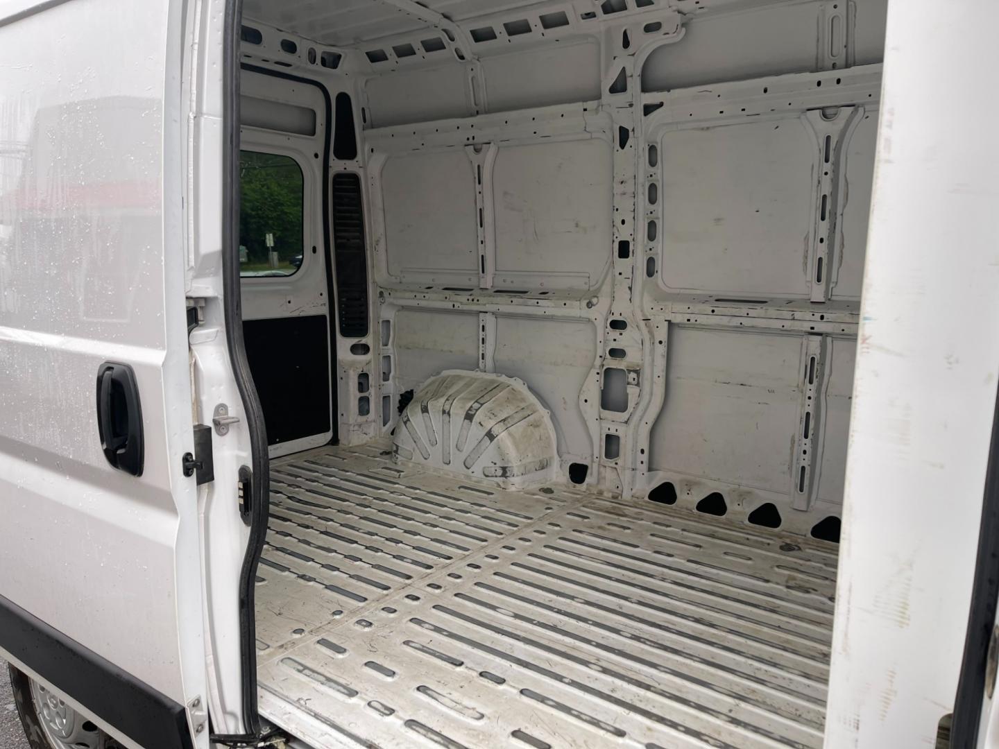 2020 White /Black RAM Promaster 1500 High Roof Tradesman 136-in. WB (3C6TRVBG8LE) with an 3.6L V6 engine, 6A transmission, located at 11115 Chardon Rd. , Chardon, OH, 44024, (440) 214-9705, 41.580246, -81.241943 - Photo#33