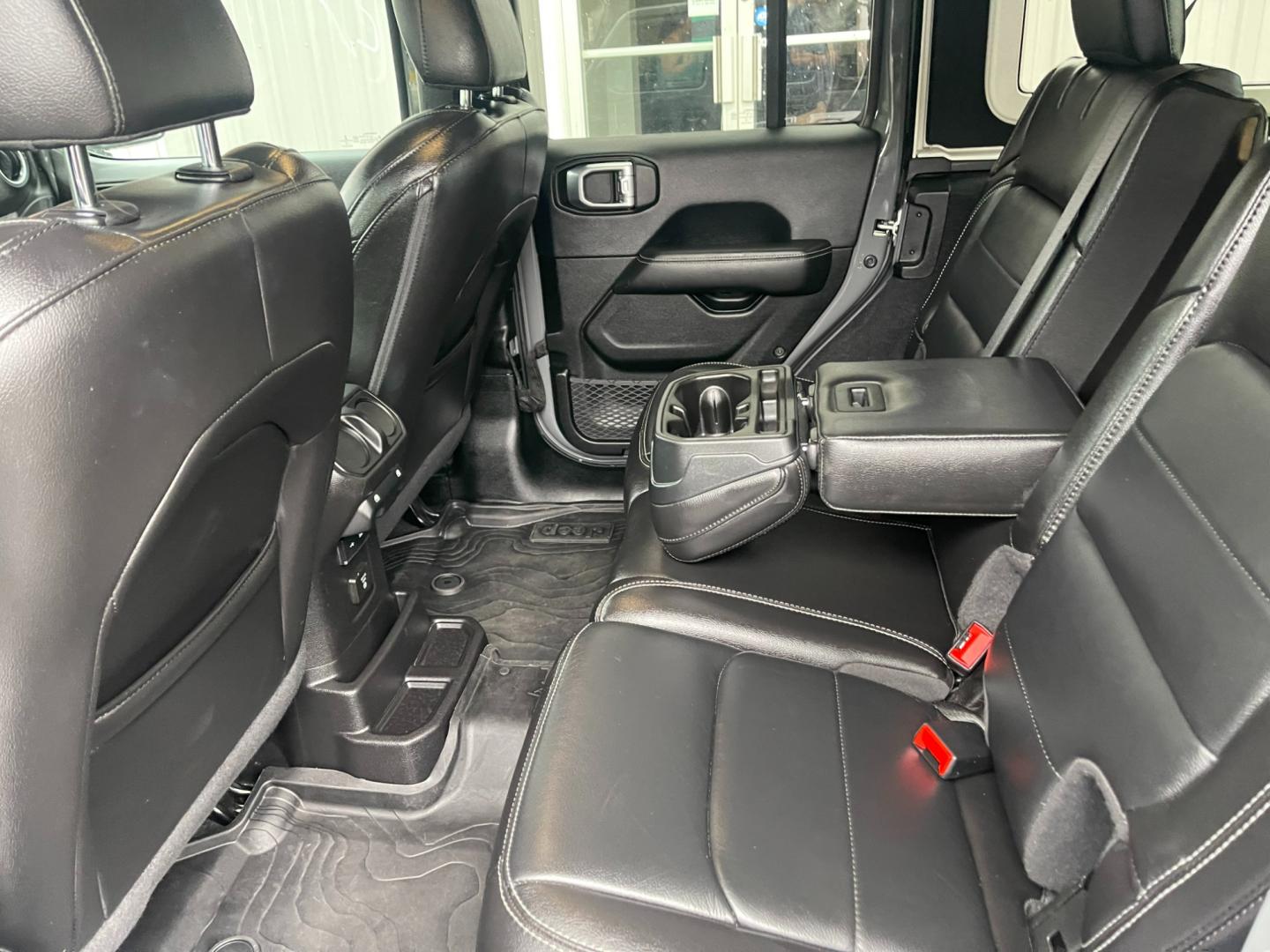 2019 Gray /Black Jeep Wrangler Unlimited Sahara (1C4HJXEG1KW) with an 3.6L V6 DOHC 24V engine, 8A transmission, located at 11115 Chardon Rd. , Chardon, OH, 44024, (440) 214-9705, 41.580246, -81.241943 - Photo#34