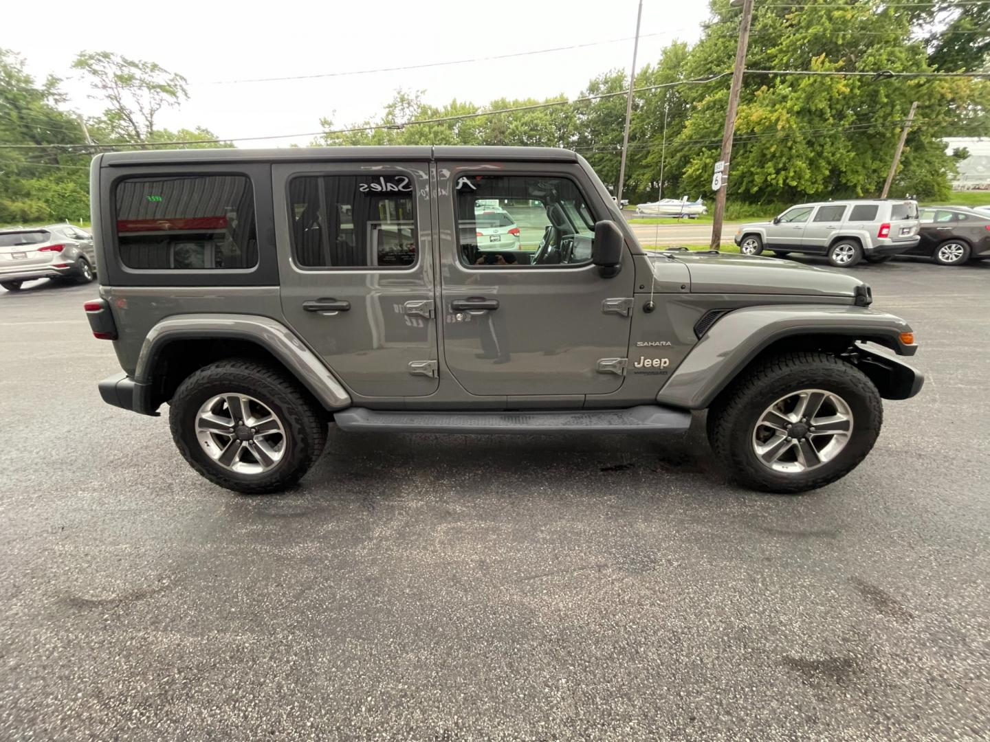 2019 Gray /Black Jeep Wrangler Unlimited Sahara (1C4HJXEG1KW) with an 3.6L V6 DOHC 24V engine, 8A transmission, located at 11115 Chardon Rd. , Chardon, OH, 44024, (440) 214-9705, 41.580246, -81.241943 - Photo#6