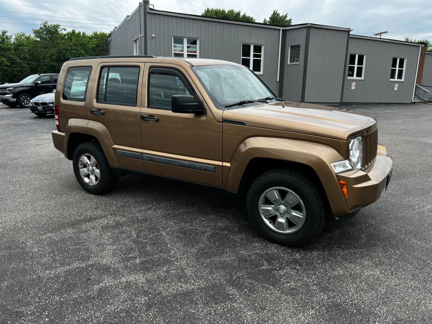 2012 Brown /Gray Jeep Liberty Sport 4WD (1C4PJMAK4CW) with an 3.7L V6 SOHC 12V engine, 4-Speed Automatic transmission, located at 547 E. Main St., Orwell, OH, 44076, (440) 437-5893, 41.535435, -80.847855 - This 2012 Jeep Liberty Sport is a reliable and capable off-road vehicle, featuring a 3.7-liter SOHC V6 engine and a 4-speed automatic transmission. With Trail Rated capability, it can handle tough terrain and inclement weather conditions. The dusk-sensing headlights adjust to changing light conditio - Photo#12