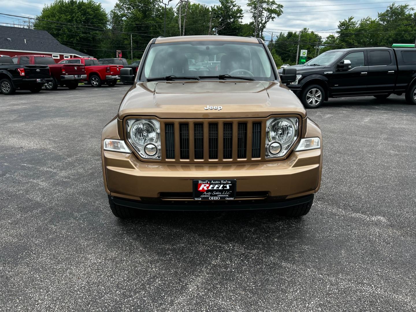 2012 Brown /Gray Jeep Liberty Sport 4WD (1C4PJMAK4CW) with an 3.7L V6 SOHC 12V engine, 4-Speed Automatic transmission, located at 547 E. Main St., Orwell, OH, 44076, (440) 437-5893, 41.535435, -80.847855 - This 2012 Jeep Liberty Sport is a reliable and capable off-road vehicle, featuring a 3.7-liter SOHC V6 engine and a 4-speed automatic transmission. With Trail Rated capability, it can handle tough terrain and inclement weather conditions. The dusk-sensing headlights adjust to changing light conditio - Photo#10