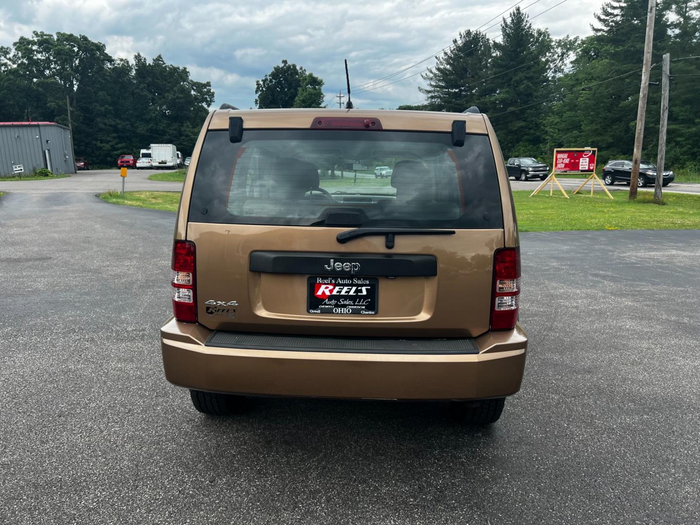 2012 Brown /Gray Jeep Liberty Sport 4WD (1C4PJMAK4CW) with an 3.7L V6 SOHC 12V engine, 4-Speed Automatic transmission, located at 547 E. Main St., Orwell, OH, 44076, (440) 437-5893, 41.535435, -80.847855 - This 2012 Jeep Liberty Sport is a reliable and capable off-road vehicle, featuring a 3.7-liter SOHC V6 engine and a 4-speed automatic transmission. With Trail Rated capability, it can handle tough terrain and inclement weather conditions. The dusk-sensing headlights adjust to changing light conditio - Photo#17