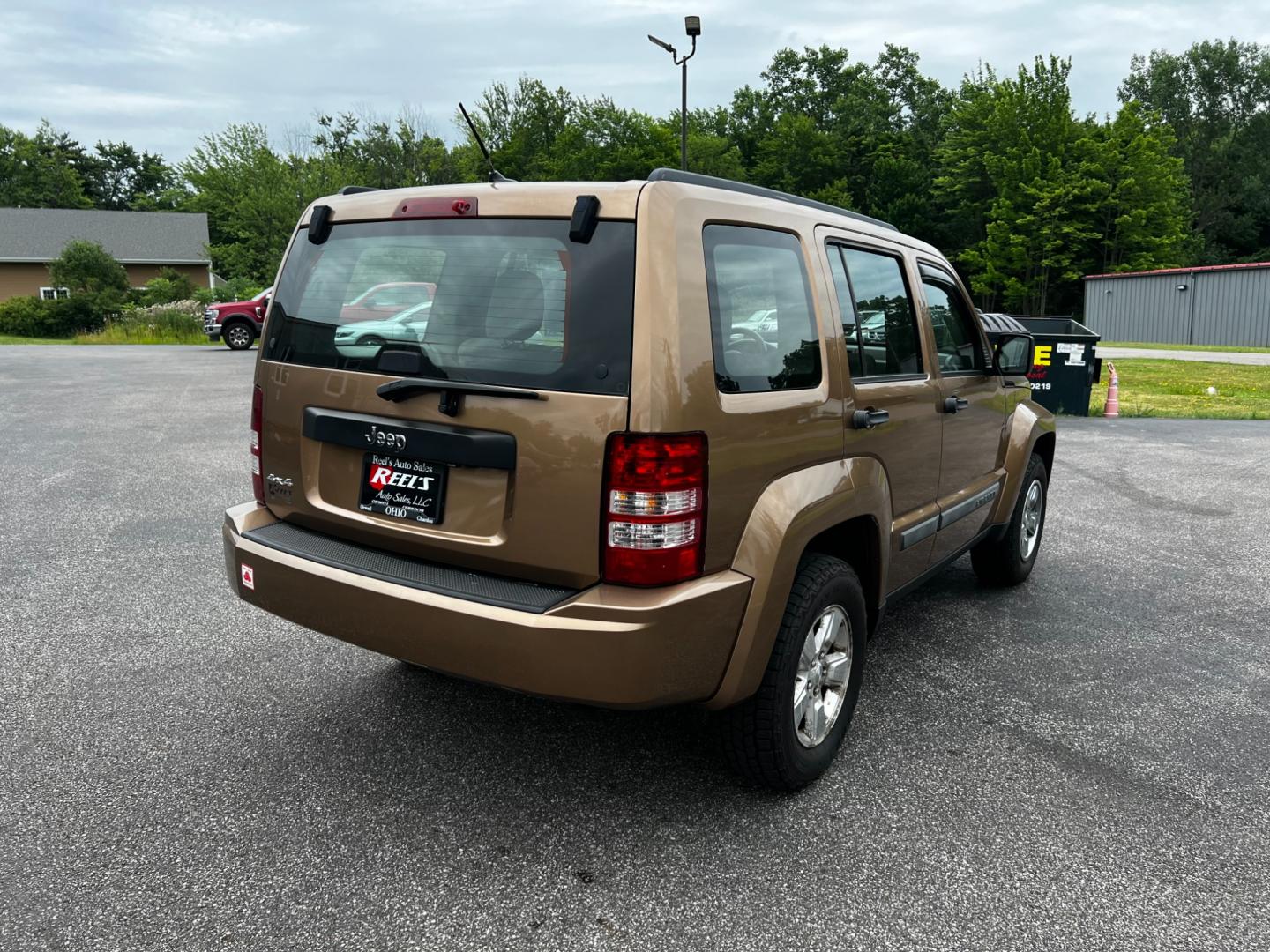 2012 Brown /Gray Jeep Liberty Sport 4WD (1C4PJMAK4CW) with an 3.7L V6 SOHC 12V engine, 4-Speed Automatic transmission, located at 547 E. Main St., Orwell, OH, 44076, (440) 437-5893, 41.535435, -80.847855 - This 2012 Jeep Liberty Sport is a reliable and capable off-road vehicle, featuring a 3.7-liter SOHC V6 engine and a 4-speed automatic transmission. With Trail Rated capability, it can handle tough terrain and inclement weather conditions. The dusk-sensing headlights adjust to changing light conditio - Photo#16