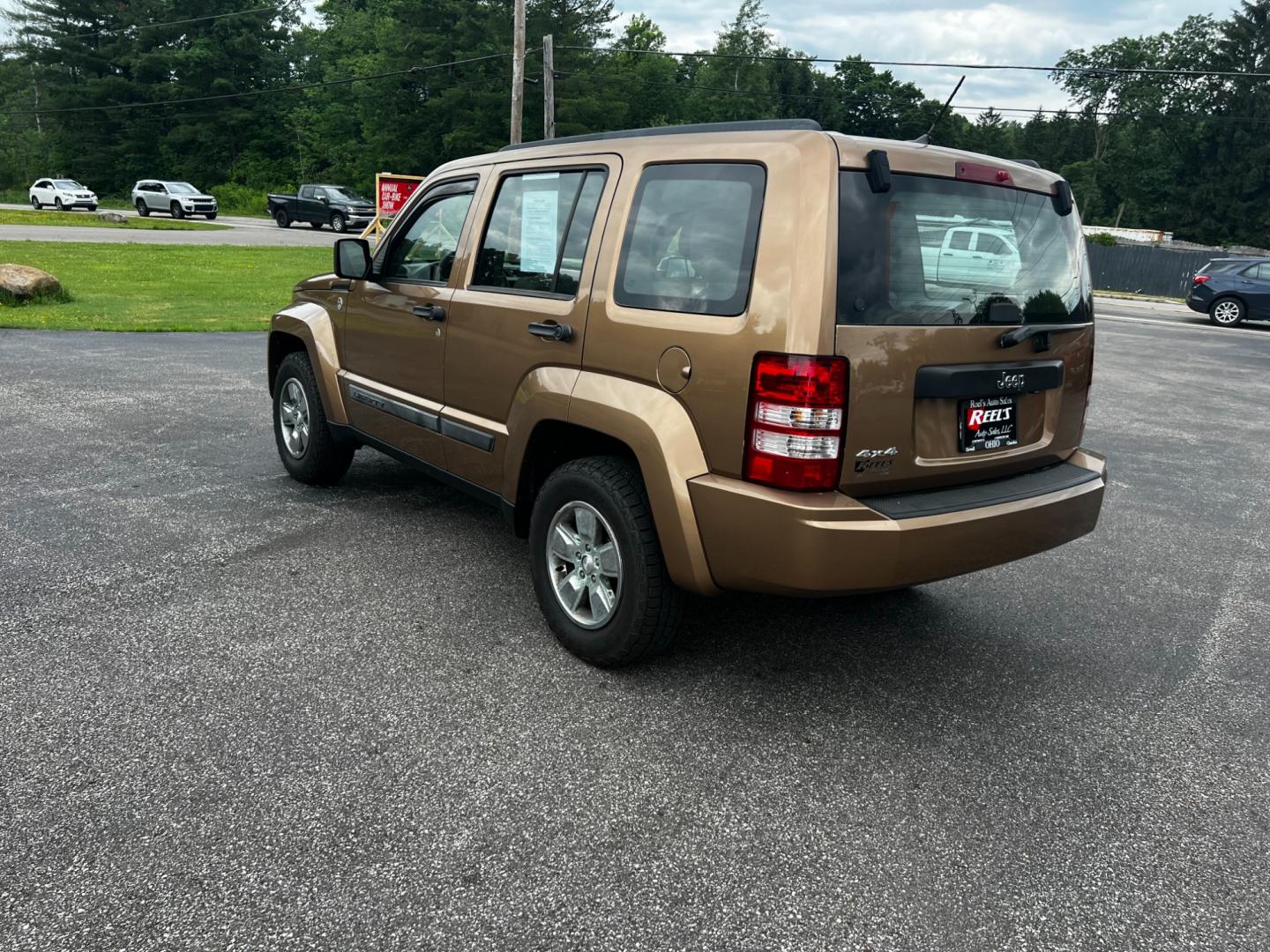 2012 Brown /Gray Jeep Liberty Sport 4WD (1C4PJMAK4CW) with an 3.7L V6 SOHC 12V engine, 4-Speed Automatic transmission, located at 547 E. Main St., Orwell, OH, 44076, (440) 437-5893, 41.535435, -80.847855 - This 2012 Jeep Liberty Sport is a reliable and capable off-road vehicle, featuring a 3.7-liter SOHC V6 engine and a 4-speed automatic transmission. With Trail Rated capability, it can handle tough terrain and inclement weather conditions. The dusk-sensing headlights adjust to changing light conditio - Photo#18