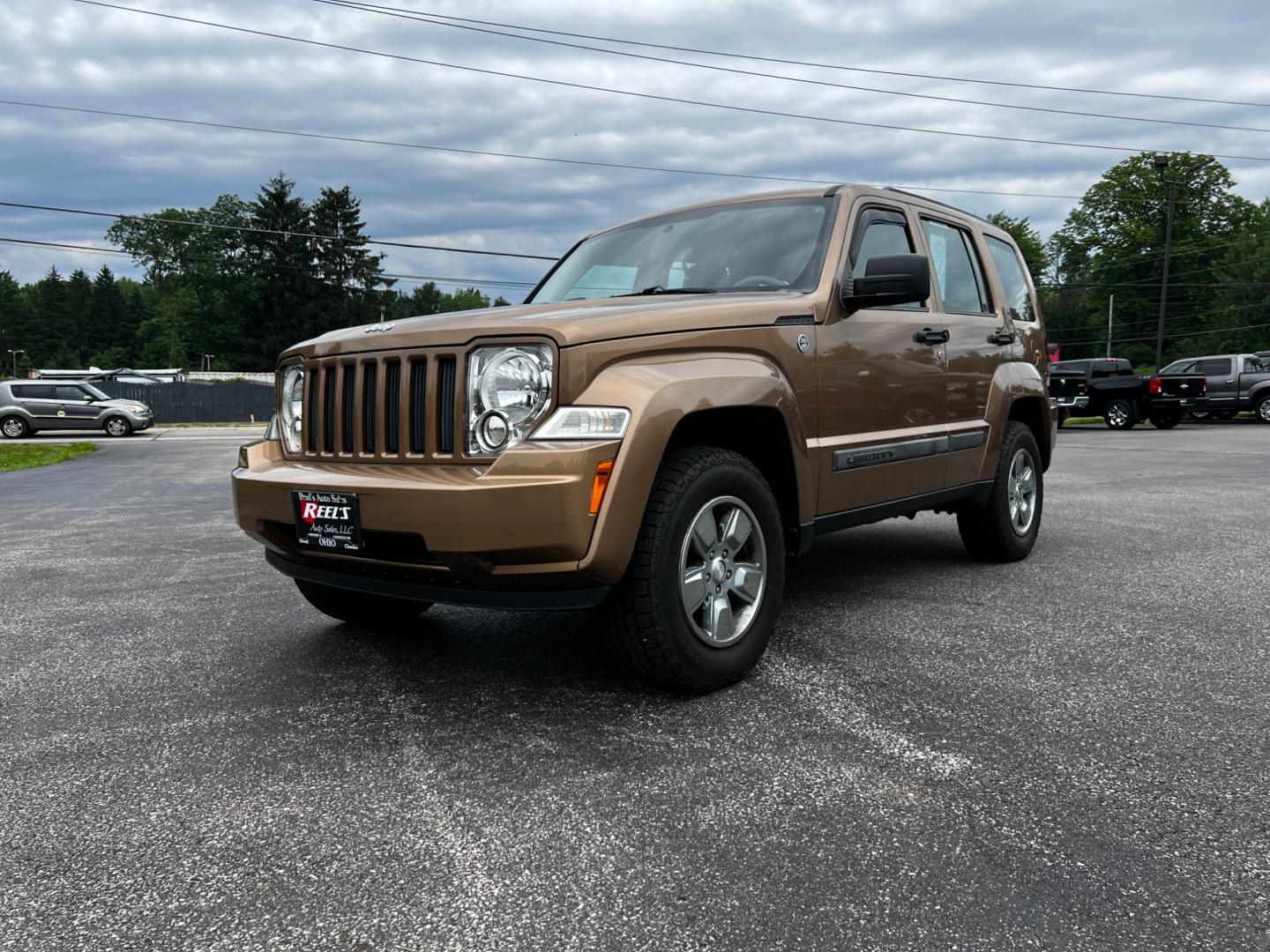 2012 Brown /Gray Jeep Liberty Sport 4WD (1C4PJMAK4CW) with an 3.7L V6 SOHC 12V engine, 4-Speed Automatic transmission, located at 547 E. Main St., Orwell, OH, 44076, (440) 437-5893, 41.535435, -80.847855 - This 2012 Jeep Liberty Sport is a reliable and capable off-road vehicle, featuring a 3.7-liter SOHC V6 engine and a 4-speed automatic transmission. With Trail Rated capability, it can handle tough terrain and inclement weather conditions. The dusk-sensing headlights adjust to changing light conditio - Photo#9