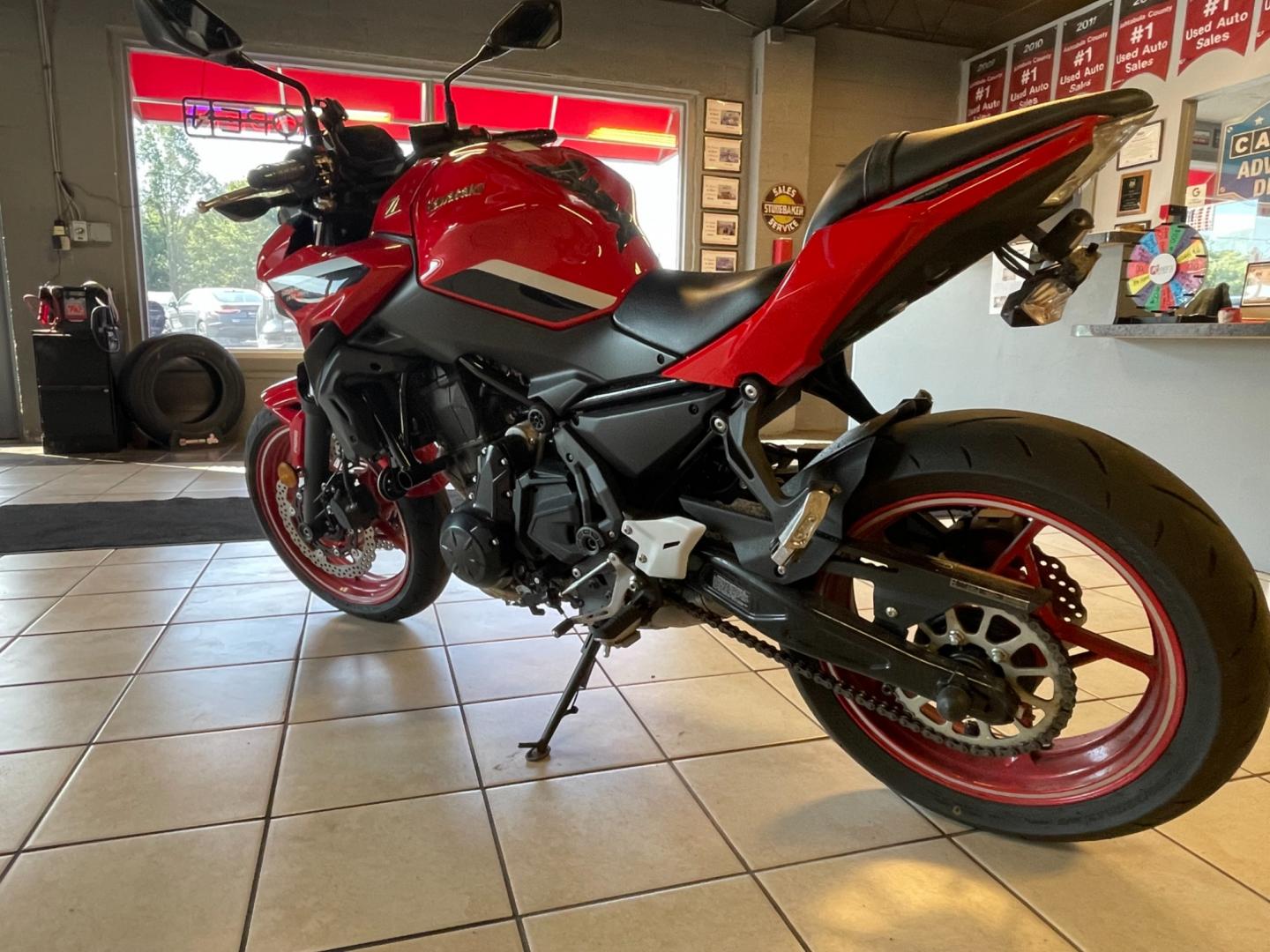 2022 Red /Black Kawasaki Z650 - (ML5EREK1XND) with an 649CC 4-stroke, 2-cylinder, DOHC, liquid-cooled engine, 6 Speed Return Shift transmission, located at 547 E. Main St., Orwell, OH, 44076, (440) 437-5893, 41.535435, -80.847855 - Photo#3