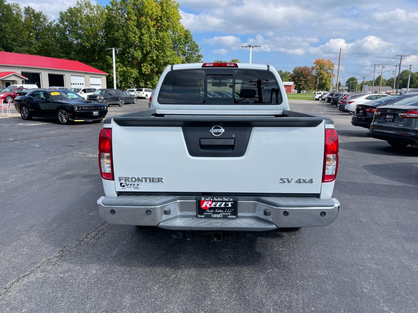 2016 White /Gray Nissan Frontier SV Crew Cab 5AT 4WD (1N6AD0EV2GN) with an 4.0L V6 DOHC 24V engine, 5A transmission, located at 547 E. Main St., Orwell, OH, 44076, (440) 437-5893, 41.535435, -80.847855 - Photo#9