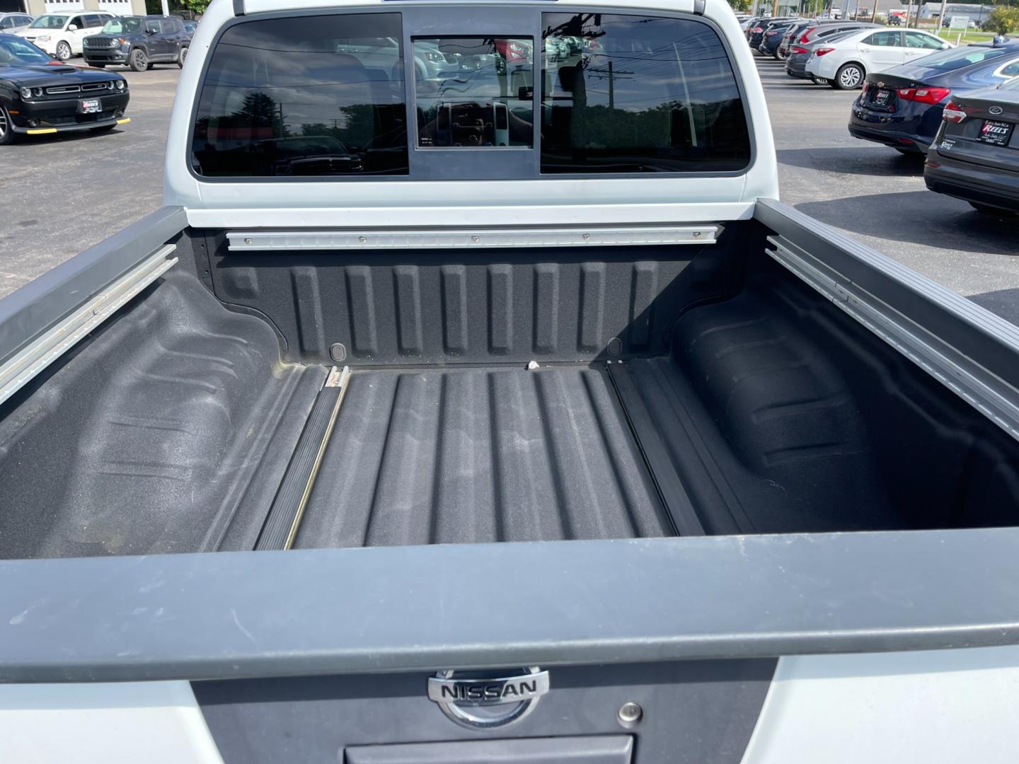 2016 White /Gray Nissan Frontier SV Crew Cab 5AT 4WD (1N6AD0EV2GN) with an 4.0L V6 DOHC 24V engine, 5A transmission, located at 547 E. Main St., Orwell, OH, 44076, (440) 437-5893, 41.535435, -80.847855 - Photo#11