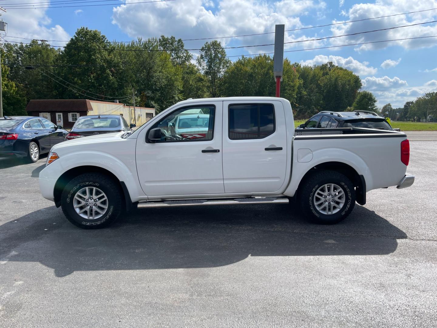 2016 White /Gray Nissan Frontier SV Crew Cab 5AT 4WD (1N6AD0EV2GN) with an 4.0L V6 DOHC 24V engine, 5A transmission, located at 547 E. Main St., Orwell, OH, 44076, (440) 437-5893, 41.535435, -80.847855 - Photo#15