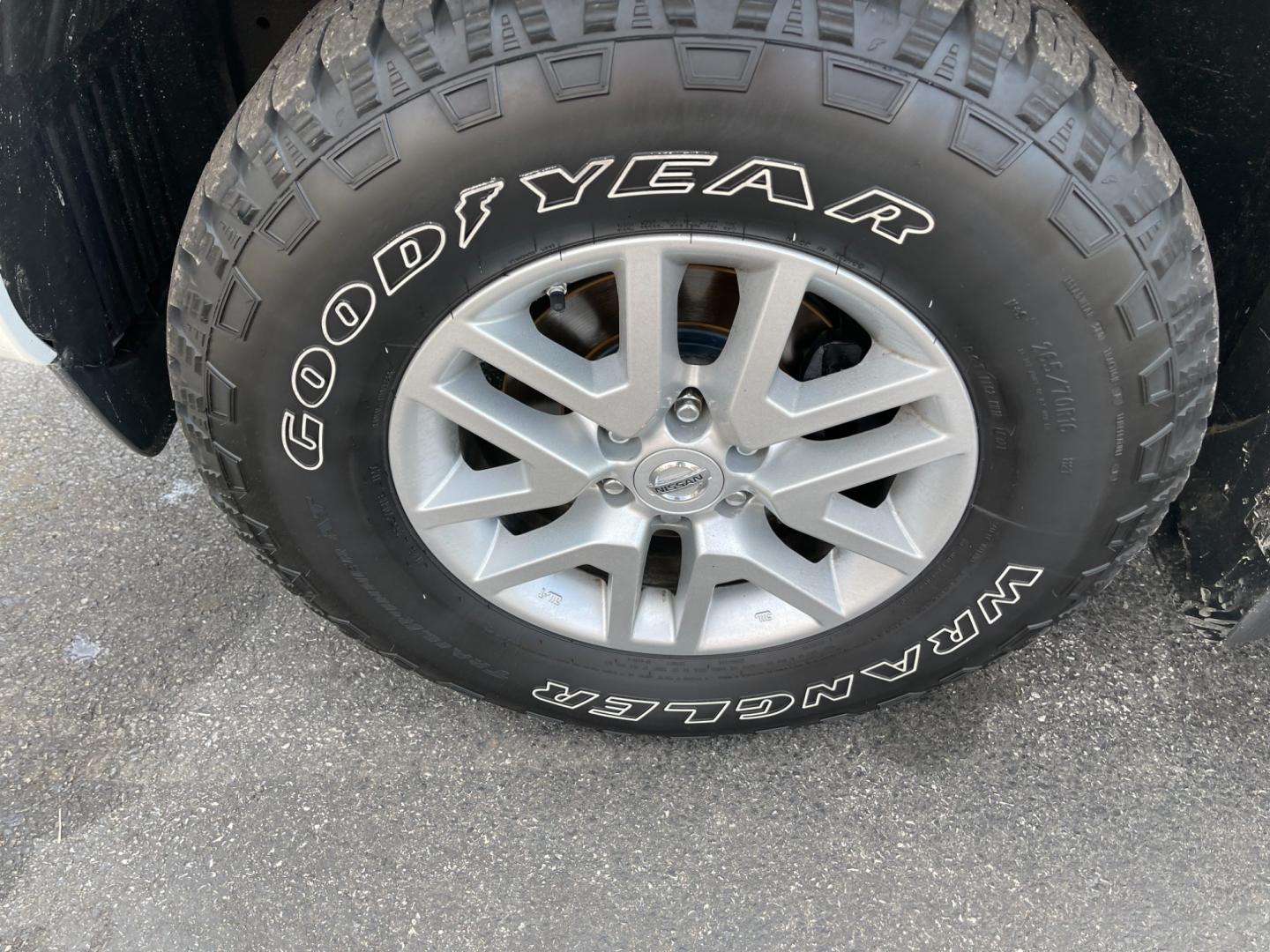 2016 White /Gray Nissan Frontier SV Crew Cab 5AT 4WD (1N6AD0EV2GN) with an 4.0L V6 DOHC 24V engine, 5A transmission, located at 547 E. Main St., Orwell, OH, 44076, (440) 437-5893, 41.535435, -80.847855 - Photo#16