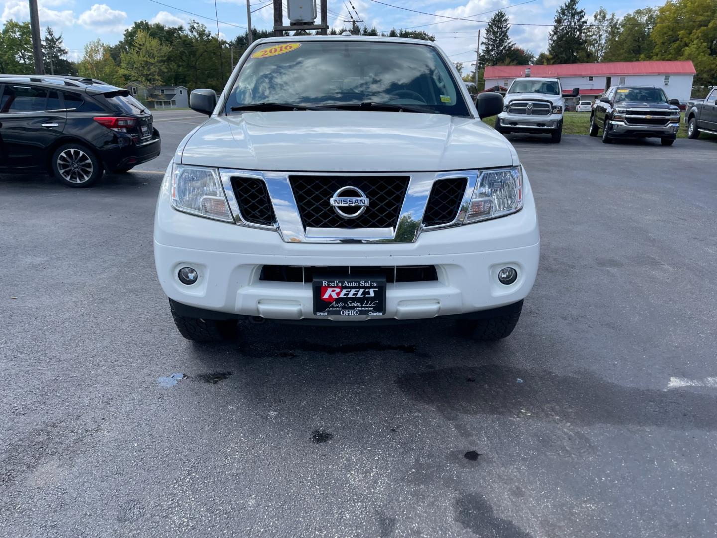 2016 White /Gray Nissan Frontier SV Crew Cab 5AT 4WD (1N6AD0EV2GN) with an 4.0L V6 DOHC 24V engine, 5A transmission, located at 547 E. Main St., Orwell, OH, 44076, (440) 437-5893, 41.535435, -80.847855 - Photo#1