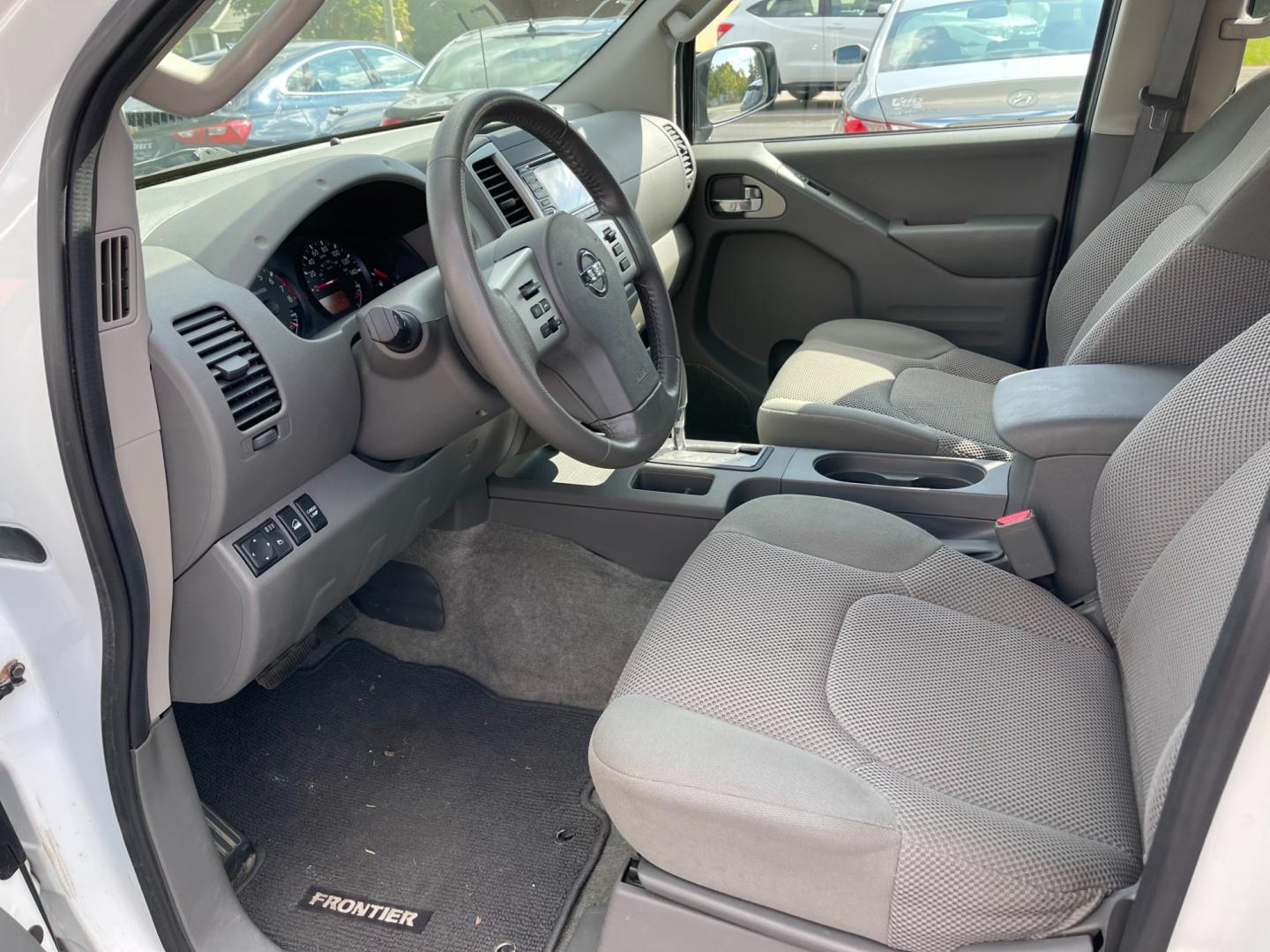 2016 White /Gray Nissan Frontier SV Crew Cab 5AT 4WD (1N6AD0EV2GN) with an 4.0L V6 DOHC 24V engine, 5A transmission, located at 547 E. Main St., Orwell, OH, 44076, (440) 437-5893, 41.535435, -80.847855 - Photo#19