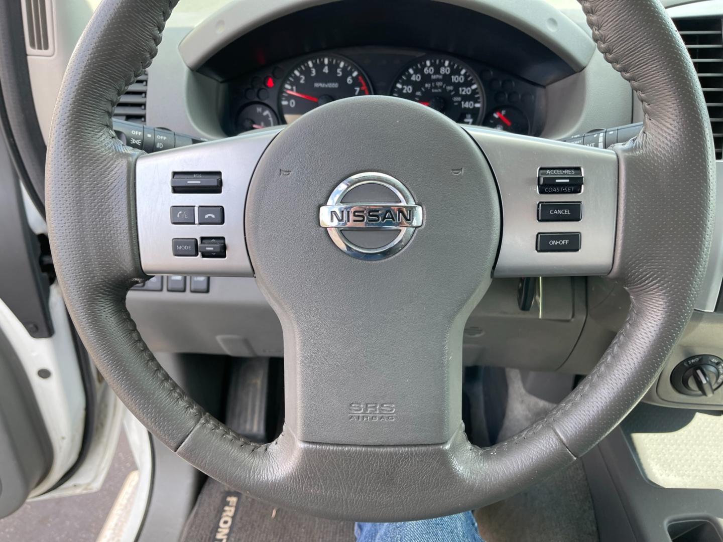 2016 White /Gray Nissan Frontier SV Crew Cab 5AT 4WD (1N6AD0EV2GN) with an 4.0L V6 DOHC 24V engine, 5A transmission, located at 547 E. Main St., Orwell, OH, 44076, (440) 437-5893, 41.535435, -80.847855 - Photo#24