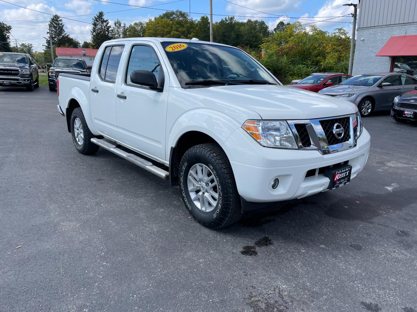 2016 White /Gray Nissan Frontier SV Crew Cab 5AT 4WD (1N6AD0EV2GN) with an 4.0L V6 DOHC 24V engine, 5A transmission, located at 547 E. Main St., Orwell, OH, 44076, (440) 437-5893, 41.535435, -80.847855 - Photo#3