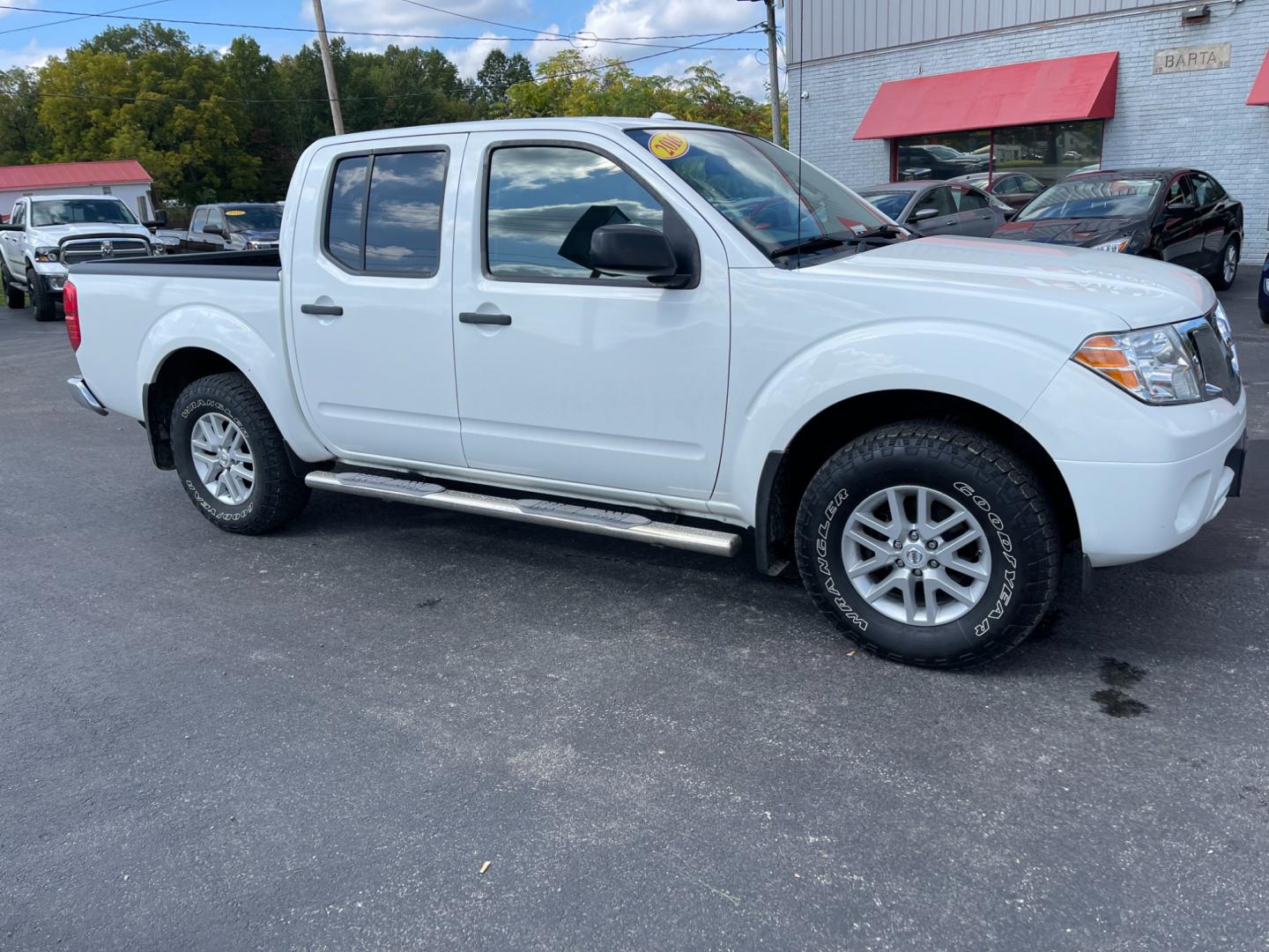 2016 White /Gray Nissan Frontier SV Crew Cab 5AT 4WD (1N6AD0EV2GN) with an 4.0L V6 DOHC 24V engine, 5A transmission, located at 547 E. Main St., Orwell, OH, 44076, (440) 437-5893, 41.535435, -80.847855 - Photo#4