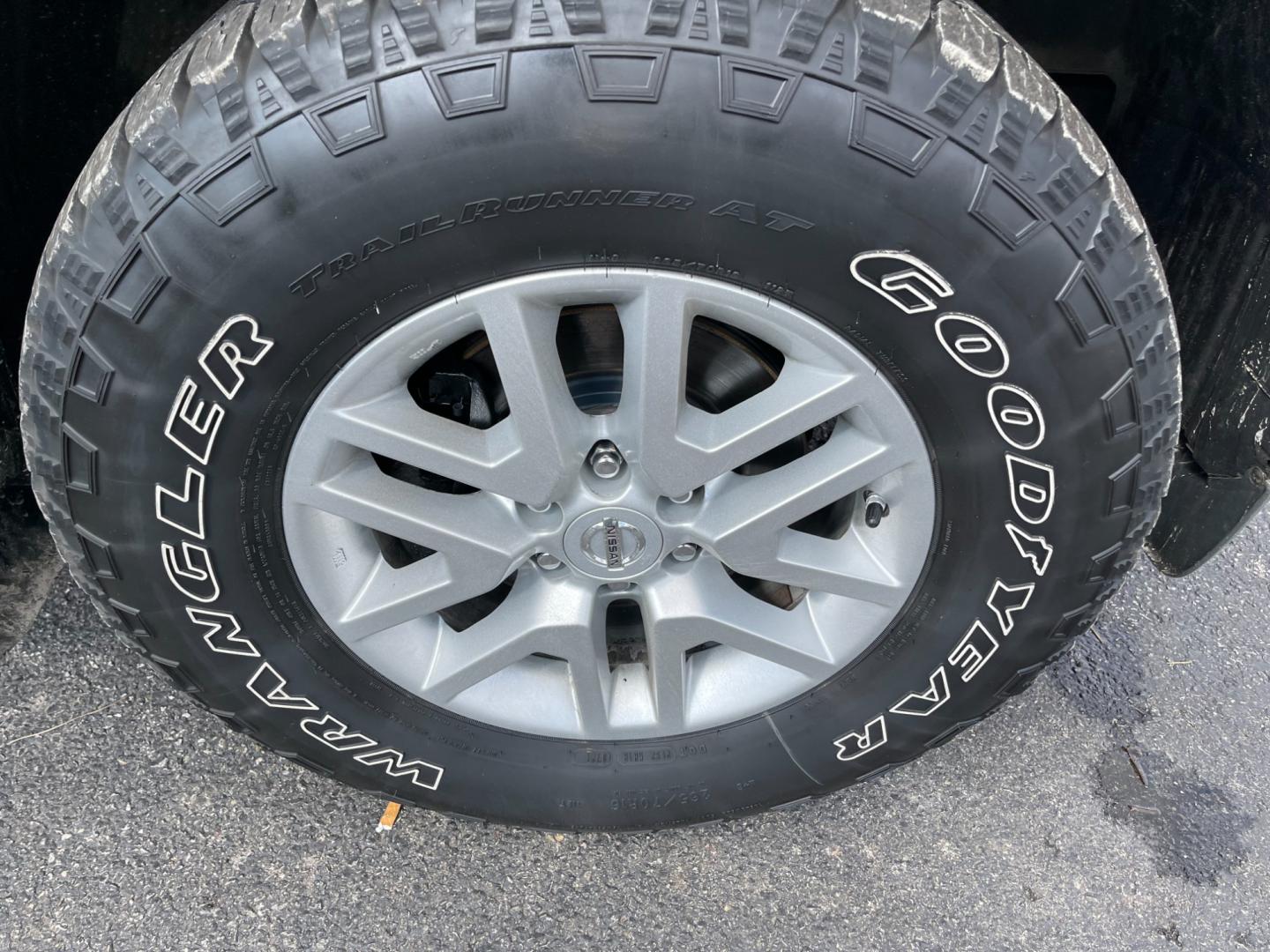 2016 White /Gray Nissan Frontier SV Crew Cab 5AT 4WD (1N6AD0EV2GN) with an 4.0L V6 DOHC 24V engine, 5A transmission, located at 547 E. Main St., Orwell, OH, 44076, (440) 437-5893, 41.535435, -80.847855 - Photo#5