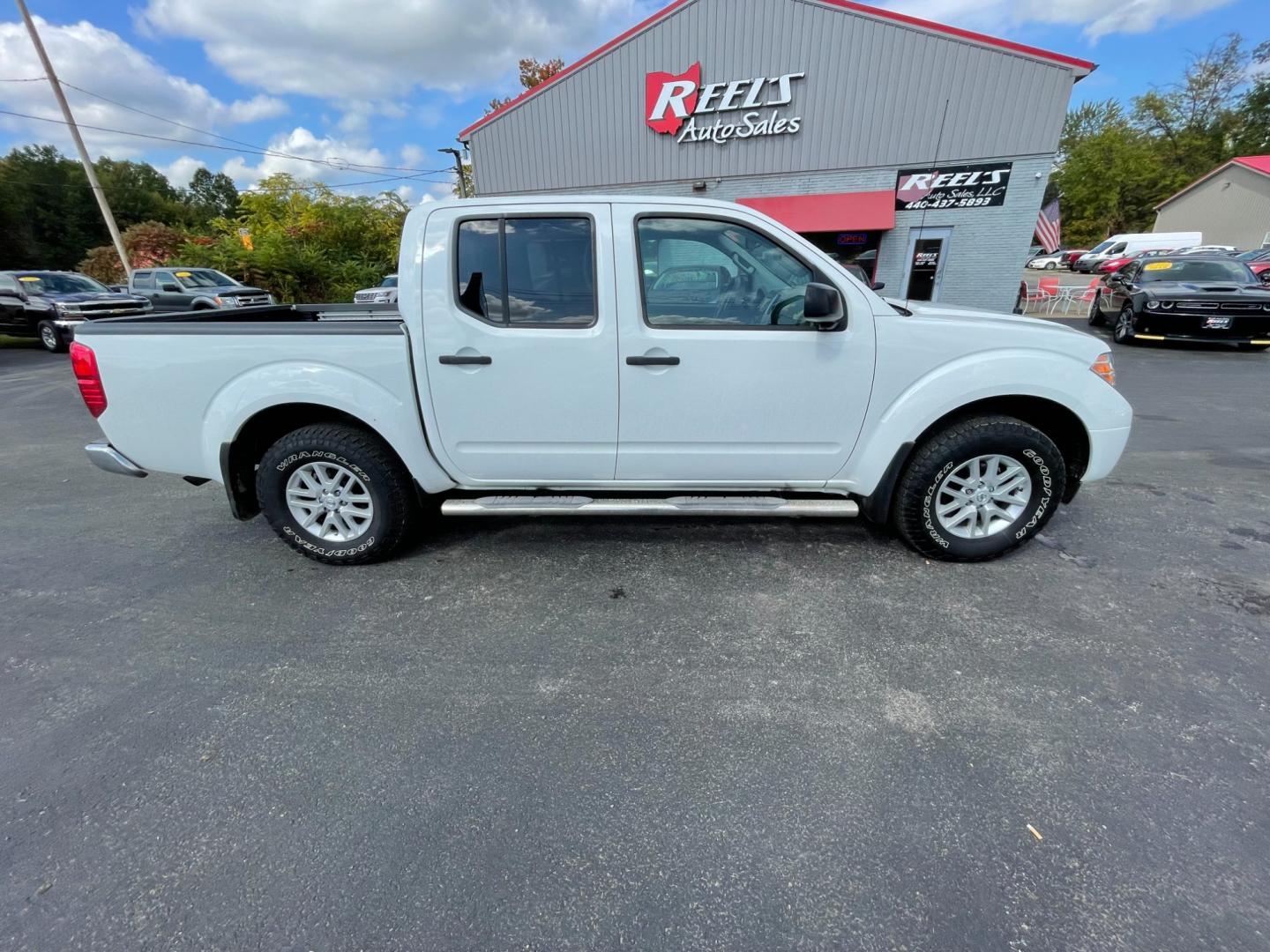 2016 White /Gray Nissan Frontier SV Crew Cab 5AT 4WD (1N6AD0EV2GN) with an 4.0L V6 DOHC 24V engine, 5A transmission, located at 547 E. Main St., Orwell, OH, 44076, (440) 437-5893, 41.535435, -80.847855 - Photo#6