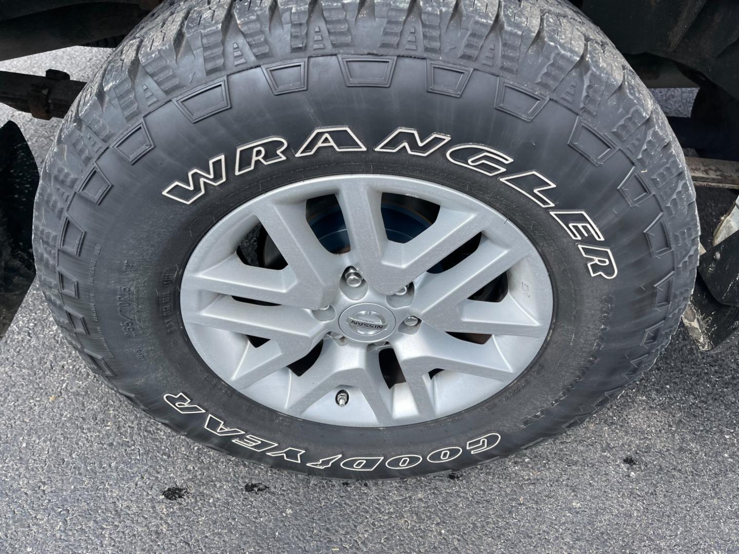 2016 White /Gray Nissan Frontier SV Crew Cab 5AT 4WD (1N6AD0EV2GN) with an 4.0L V6 DOHC 24V engine, 5A transmission, located at 547 E. Main St., Orwell, OH, 44076, (440) 437-5893, 41.535435, -80.847855 - Photo#7