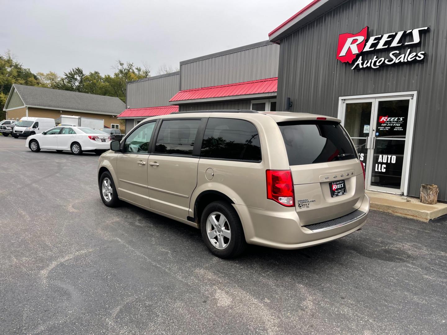 2012 Gold /Black Dodge Grand Caravan SXT (2C4RDGCG7CR) with an 3.6L V6 DOHC 24V engine, 6-Speed Automatic transmission, located at 547 E. Main St., Orwell, OH, 44076, (440) 437-5893, 41.535435, -80.847855 - Photo#9