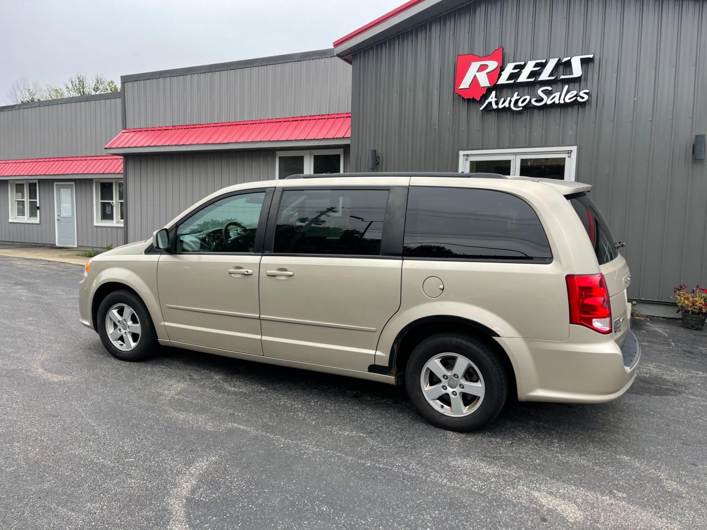 2012 Gold /Black Dodge Grand Caravan SXT (2C4RDGCG7CR) with an 3.6L V6 DOHC 24V engine, 6-Speed Automatic transmission, located at 547 E. Main St., Orwell, OH, 44076, (440) 437-5893, 41.535435, -80.847855 - Photo#10