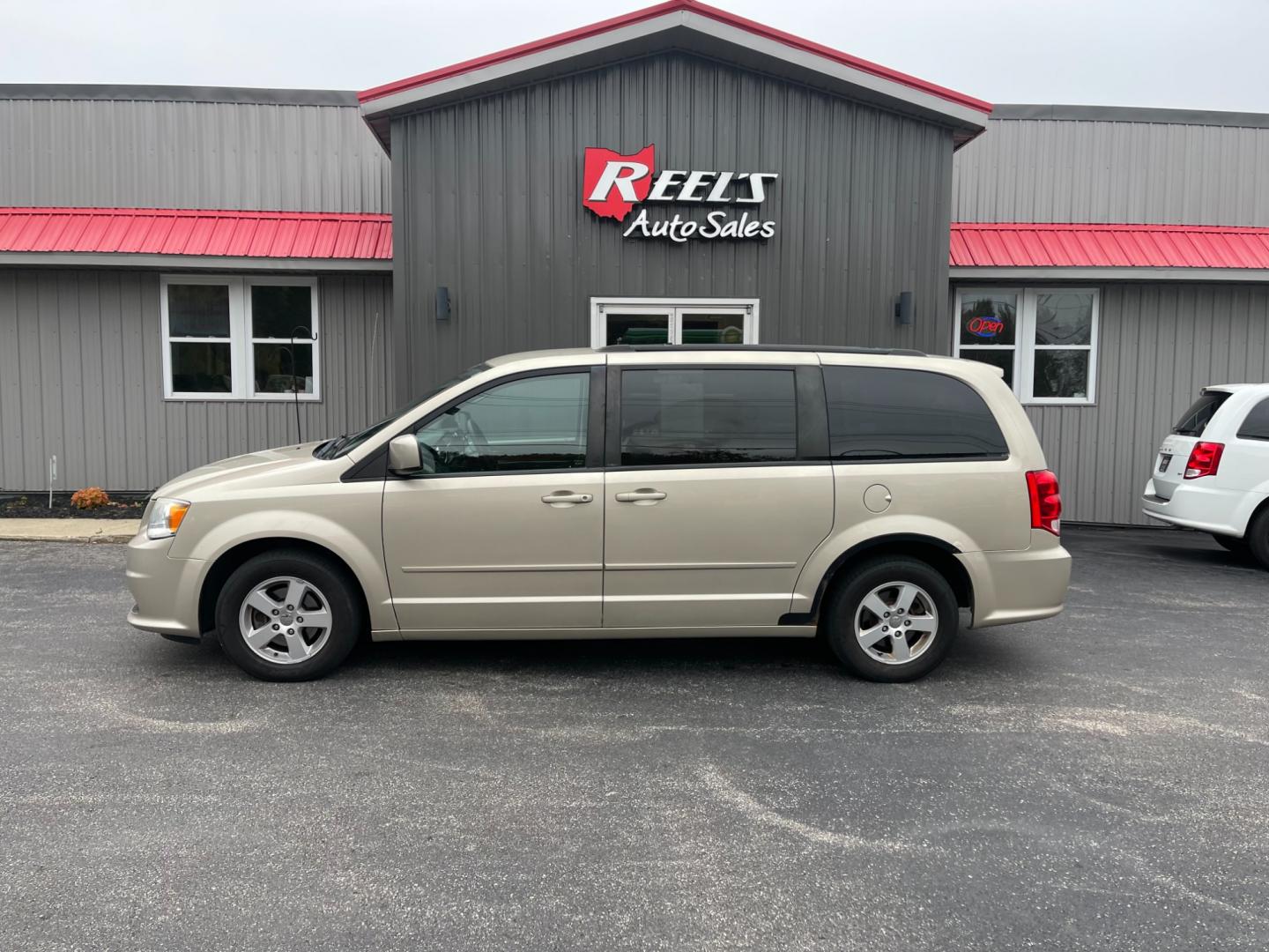 2012 Gold /Black Dodge Grand Caravan SXT (2C4RDGCG7CR) with an 3.6L V6 DOHC 24V engine, 6-Speed Automatic transmission, located at 547 E. Main St., Orwell, OH, 44076, (440) 437-5893, 41.535435, -80.847855 - Photo#12