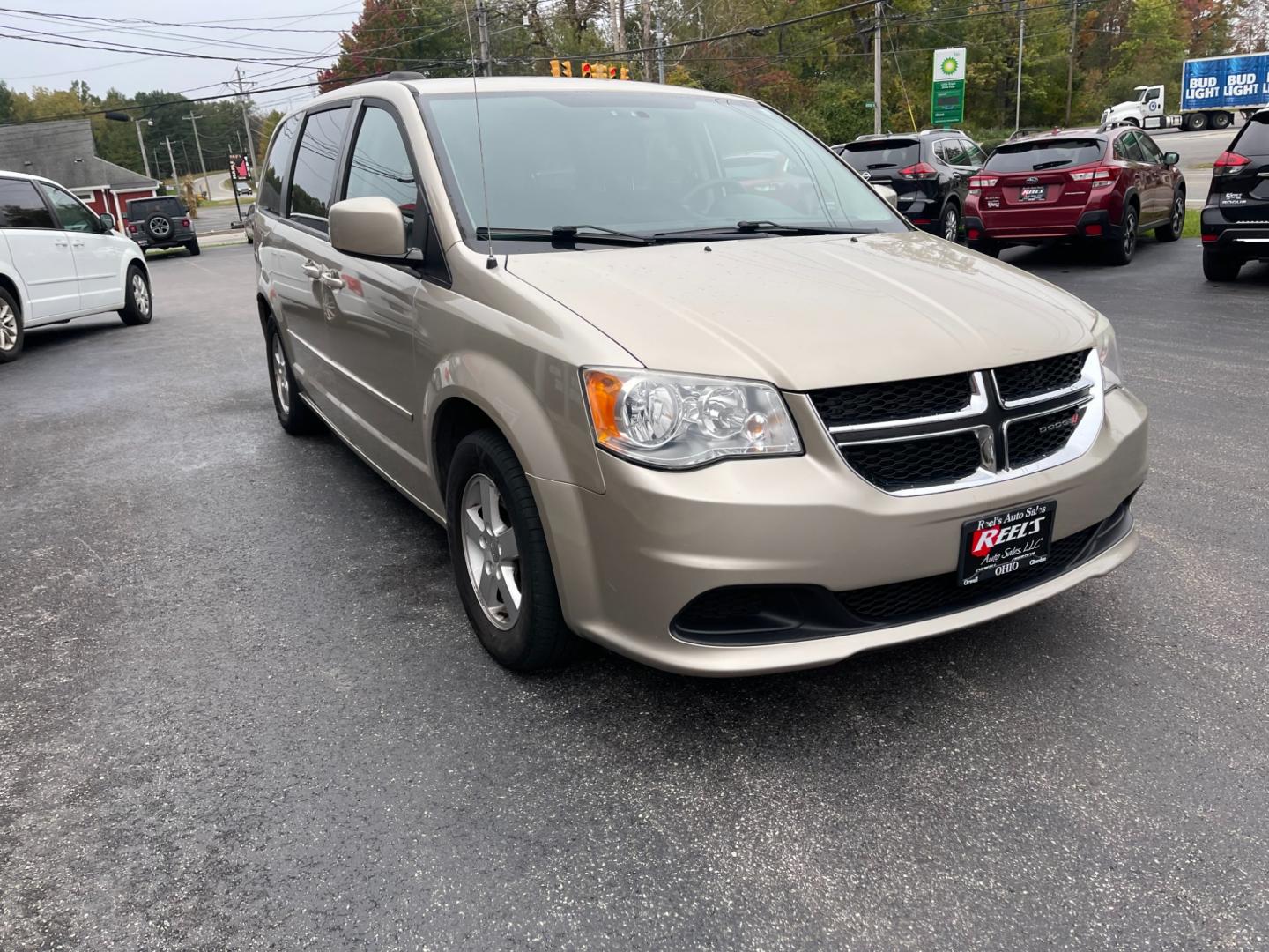 2012 Gold /Black Dodge Grand Caravan SXT (2C4RDGCG7CR) with an 3.6L V6 DOHC 24V engine, 6-Speed Automatic transmission, located at 547 E. Main St., Orwell, OH, 44076, (440) 437-5893, 41.535435, -80.847855 - Photo#2