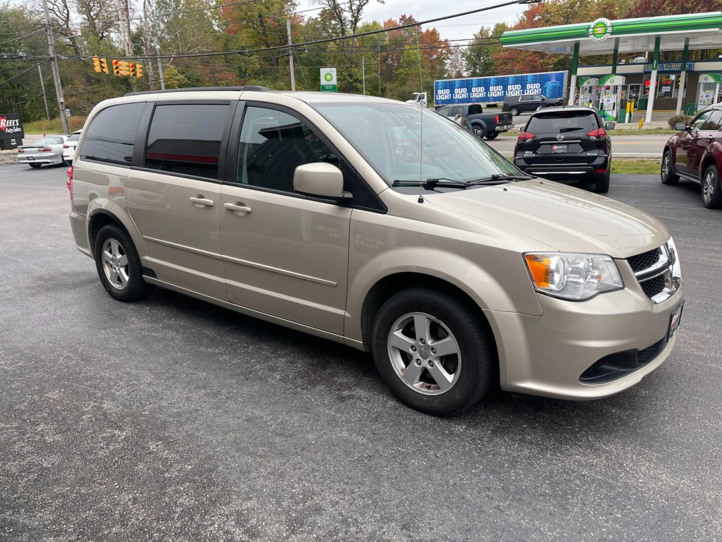 2012 Gold /Black Dodge Grand Caravan SXT (2C4RDGCG7CR) with an 3.6L V6 DOHC 24V engine, 6-Speed Automatic transmission, located at 547 E. Main St., Orwell, OH, 44076, (440) 437-5893, 41.535435, -80.847855 - Photo#3