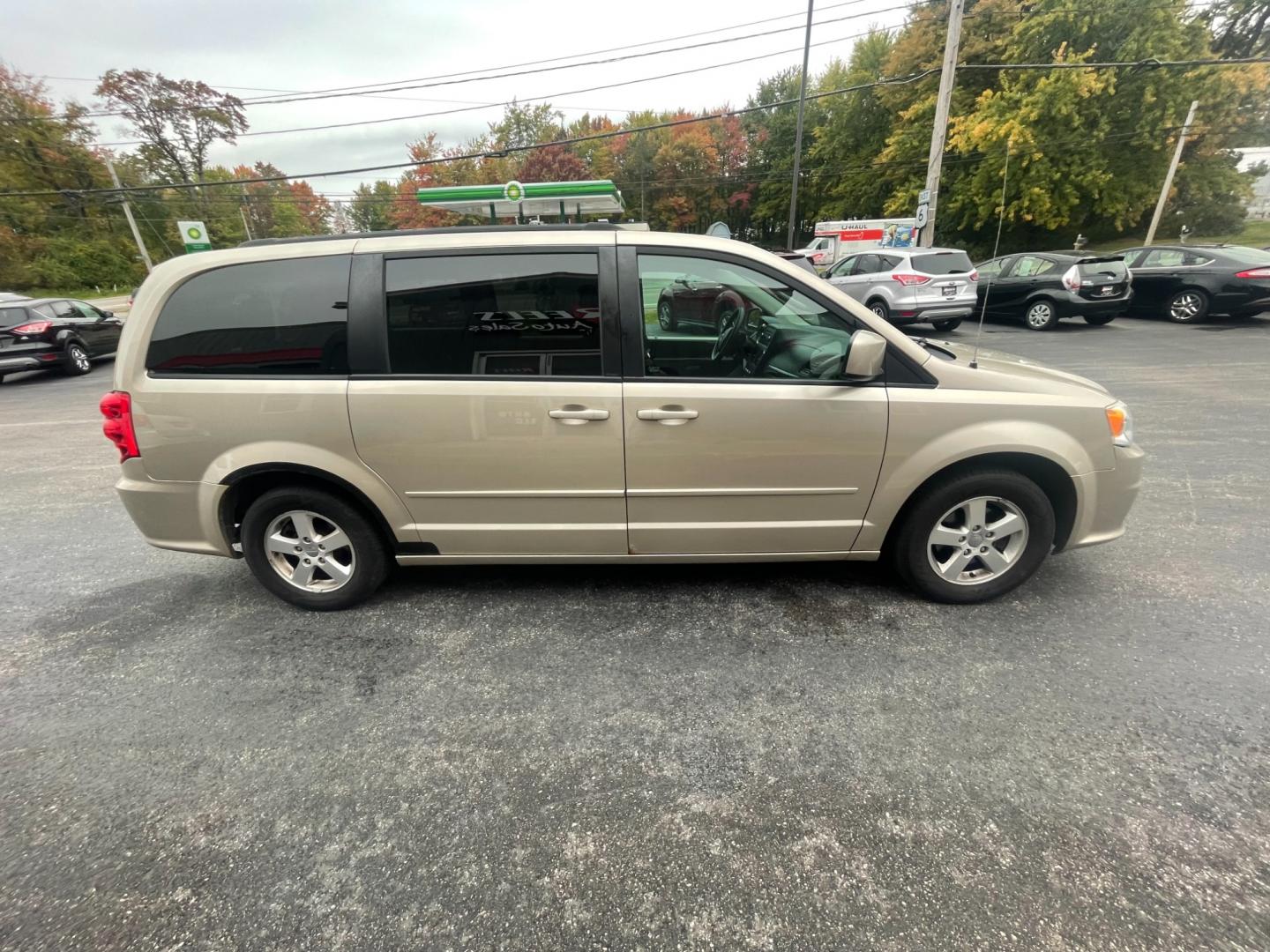 2012 Gold /Black Dodge Grand Caravan SXT (2C4RDGCG7CR) with an 3.6L V6 DOHC 24V engine, 6-Speed Automatic transmission, located at 547 E. Main St., Orwell, OH, 44076, (440) 437-5893, 41.535435, -80.847855 - Photo#5