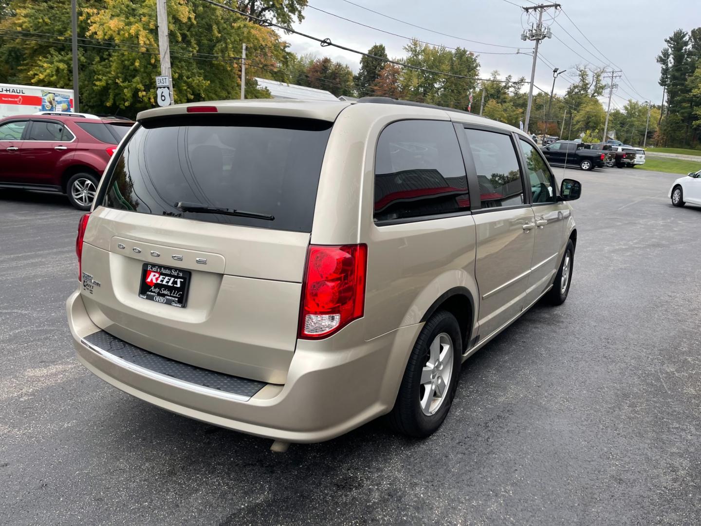 2012 Gold /Black Dodge Grand Caravan SXT (2C4RDGCG7CR) with an 3.6L V6 DOHC 24V engine, 6-Speed Automatic transmission, located at 547 E. Main St., Orwell, OH, 44076, (440) 437-5893, 41.535435, -80.847855 - Photo#7