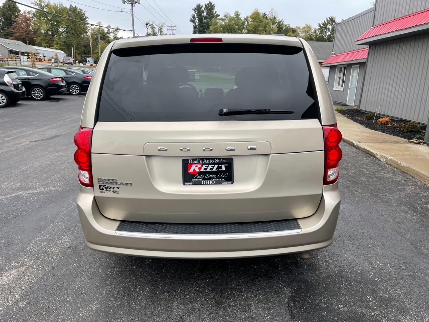 2012 Gold /Black Dodge Grand Caravan SXT (2C4RDGCG7CR) with an 3.6L V6 DOHC 24V engine, 6-Speed Automatic transmission, located at 547 E. Main St., Orwell, OH, 44076, (440) 437-5893, 41.535435, -80.847855 - Photo#8