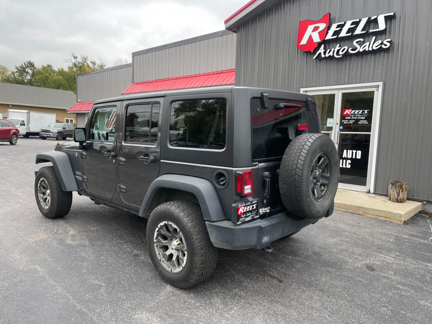 2017 Gray /Black Jeep Wrangler Unlimited Sport 4WD (1C4BJWDG3HL) with an 3.6L V6 DOHC 24V engine, 5 Speed Auto transmission, located at 547 E. Main St., Orwell, OH, 44076, (440) 437-5893, 41.535435, -80.847855 - Photo#10