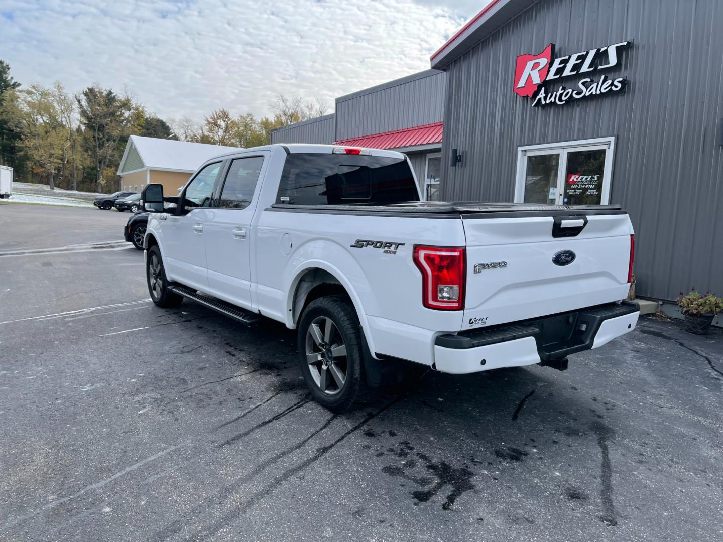 2017 White /Black Ford F-150 XLT SuperCrew 6.5-ft. Bed 4WD (1FTFW1EF2HF) with an 5.0L V8 engine, 6A transmission, located at 11115 Chardon Rd. , Chardon, OH, 44024, (440) 214-9705, 41.580246, -81.241943 - Photo#11