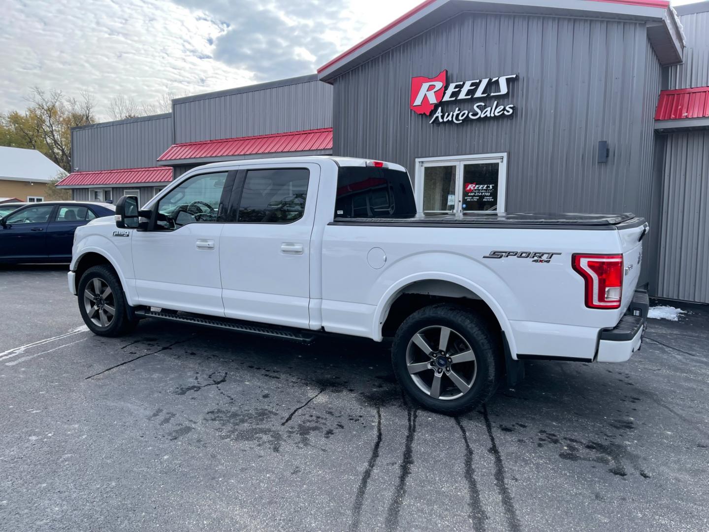 2017 White /Black Ford F-150 XLT SuperCrew 6.5-ft. Bed 4WD (1FTFW1EF2HF) with an 5.0L V8 engine, 6A transmission, located at 11115 Chardon Rd. , Chardon, OH, 44024, (440) 214-9705, 41.580246, -81.241943 - Photo#12