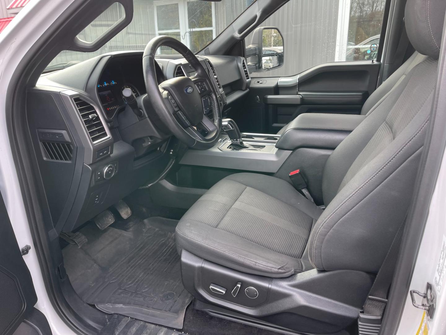 2017 White /Black Ford F-150 XLT SuperCrew 6.5-ft. Bed 4WD (1FTFW1EF2HF) with an 5.0L V8 engine, 6A transmission, located at 11115 Chardon Rd. , Chardon, OH, 44024, (440) 214-9705, 41.580246, -81.241943 - Photo#18