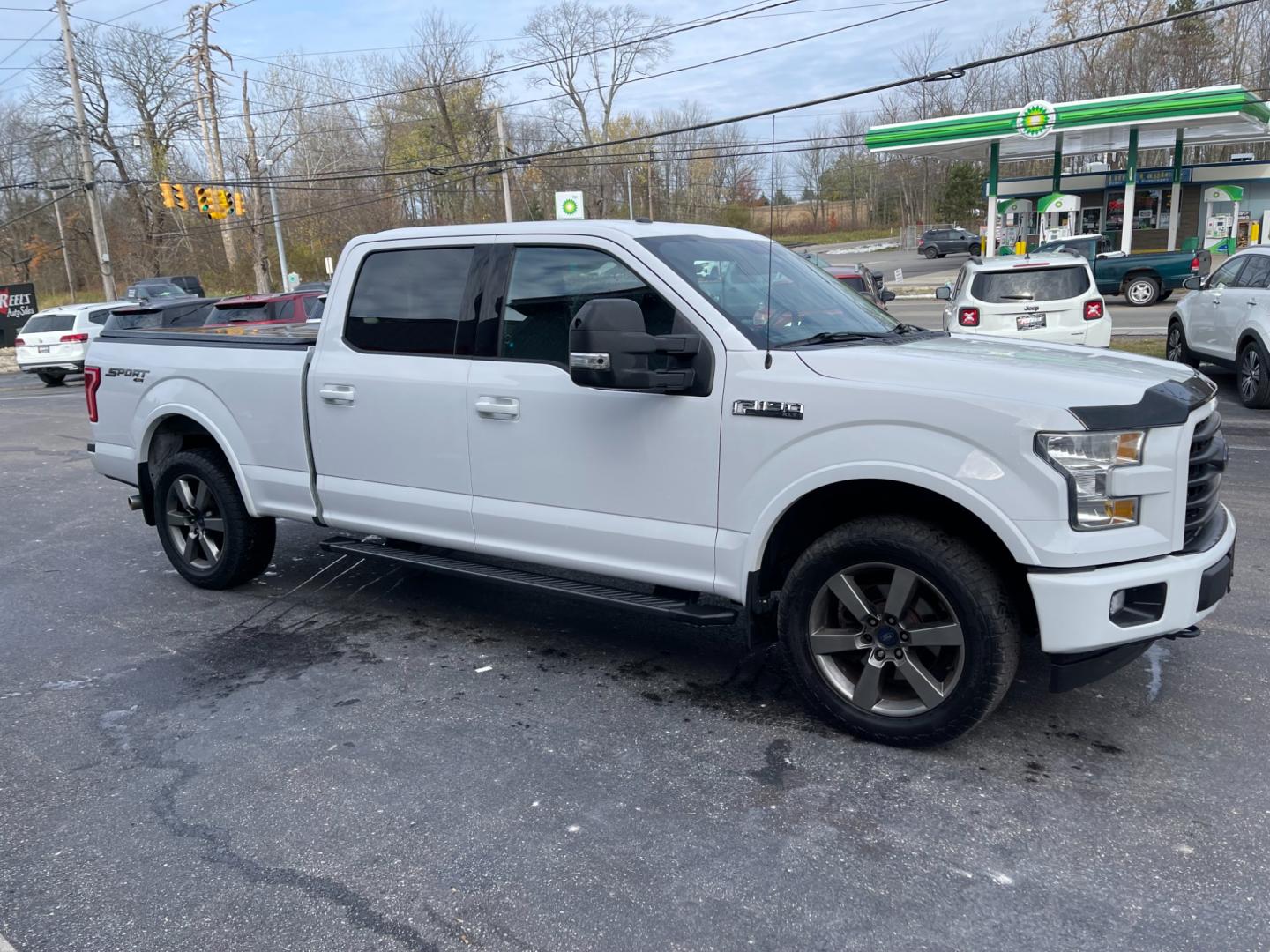 2017 White /Black Ford F-150 XLT SuperCrew 6.5-ft. Bed 4WD (1FTFW1EF2HF) with an 5.0L V8 engine, 6A transmission, located at 11115 Chardon Rd. , Chardon, OH, 44024, (440) 214-9705, 41.580246, -81.241943 - Photo#3