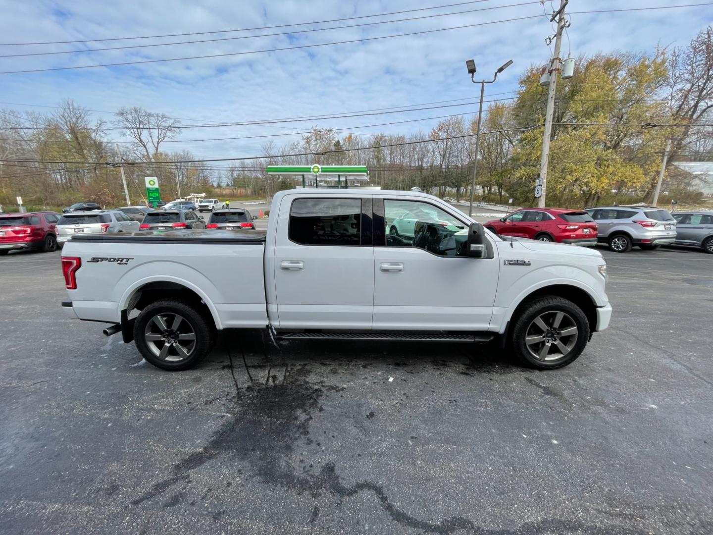 2017 White /Black Ford F-150 XLT SuperCrew 6.5-ft. Bed 4WD (1FTFW1EF2HF) with an 5.0L V8 engine, 6A transmission, located at 11115 Chardon Rd. , Chardon, OH, 44024, (440) 214-9705, 41.580246, -81.241943 - Photo#6