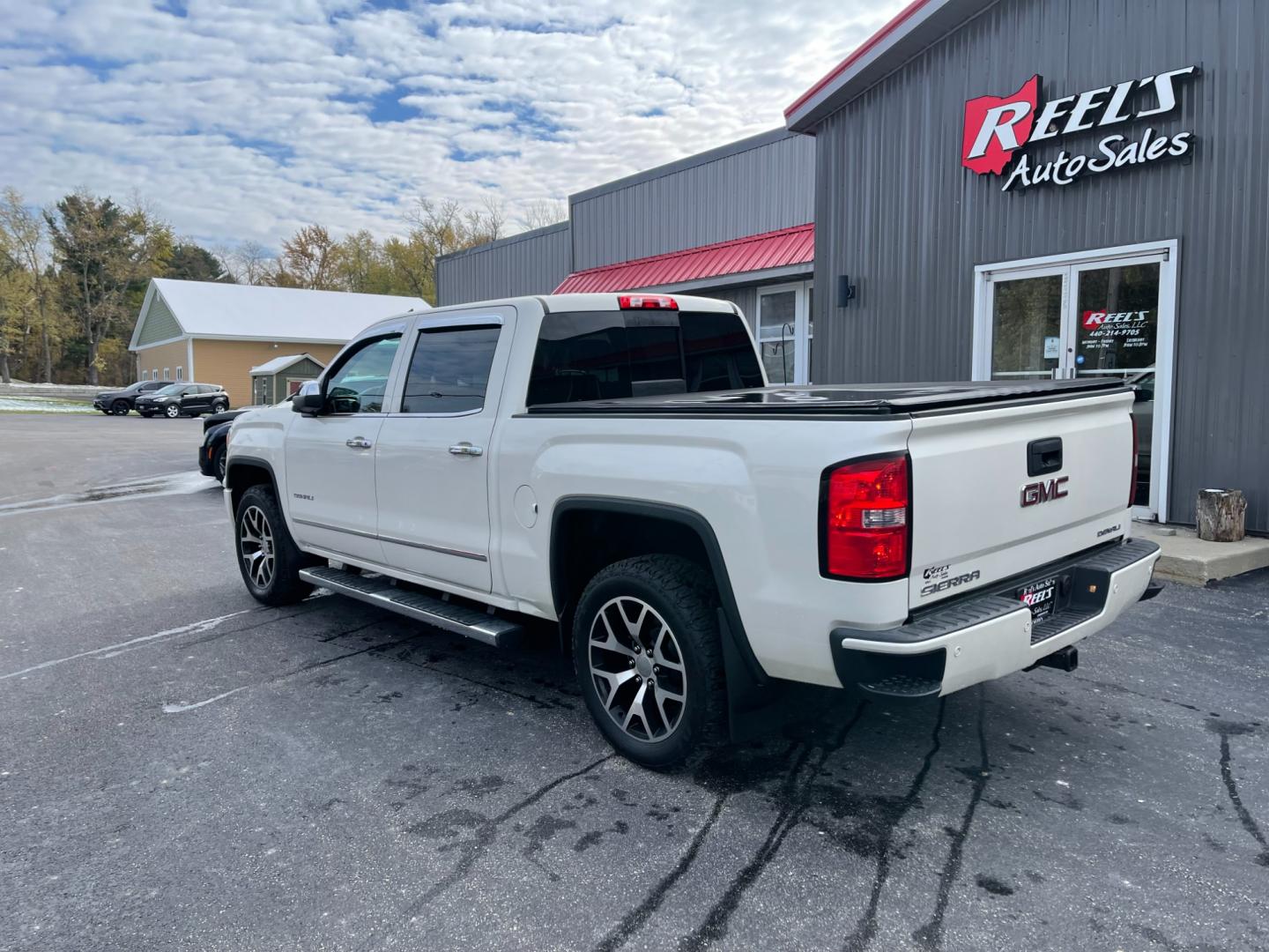 2014 White /Black GMC Sierra 1500 Denali Crew Cab 4WD (3GTU2WEC6EG) with an 5.3L V8 OHV 16V FFV engine, 6-Speed Automatic transmission, located at 11115 Chardon Rd. , Chardon, OH, 44024, (440) 214-9705, 41.580246, -81.241943 - Photo#13