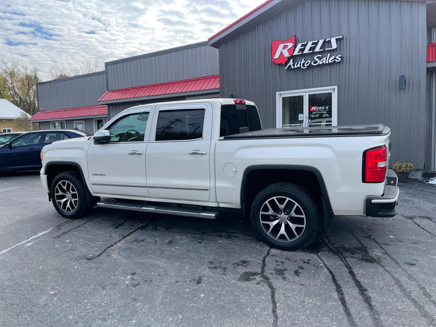 2014 White /Black GMC Sierra 1500 Denali Crew Cab 4WD (3GTU2WEC6EG) with an 5.3L V8 OHV 16V FFV engine, 6-Speed Automatic transmission, located at 11115 Chardon Rd. , Chardon, OH, 44024, (440) 214-9705, 41.580246, -81.241943 - Photo#14