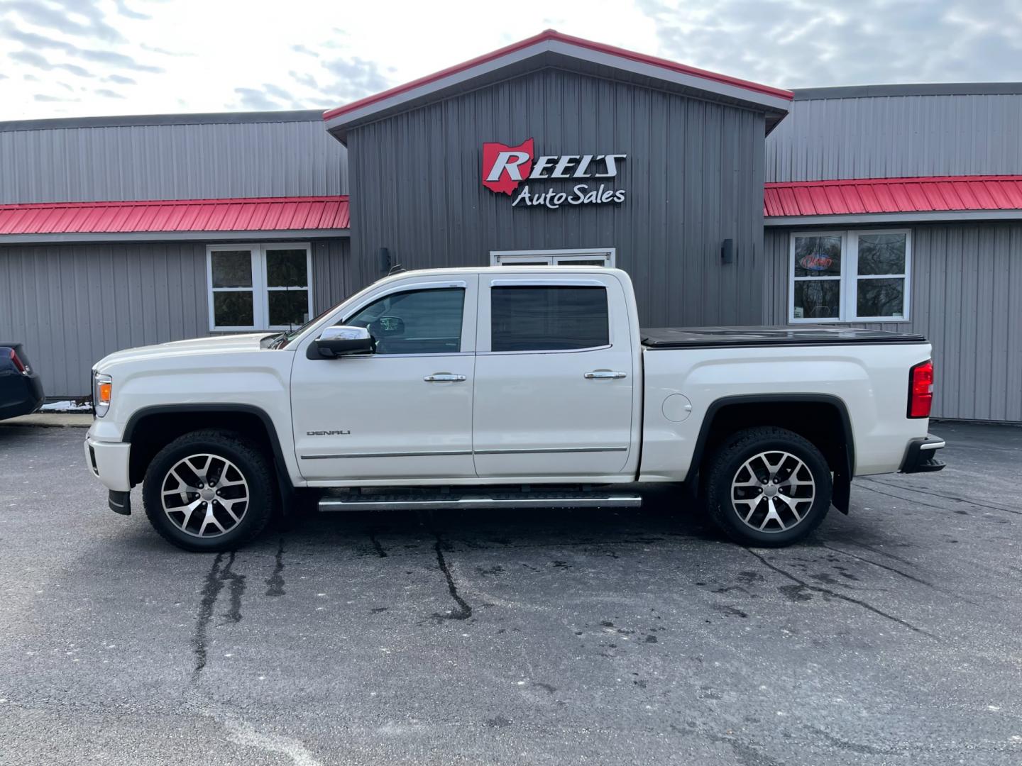 2014 White /Black GMC Sierra 1500 Denali Crew Cab 4WD (3GTU2WEC6EG) with an 5.3L V8 OHV 16V FFV engine, 6-Speed Automatic transmission, located at 11115 Chardon Rd. , Chardon, OH, 44024, (440) 214-9705, 41.580246, -81.241943 - Photo#17