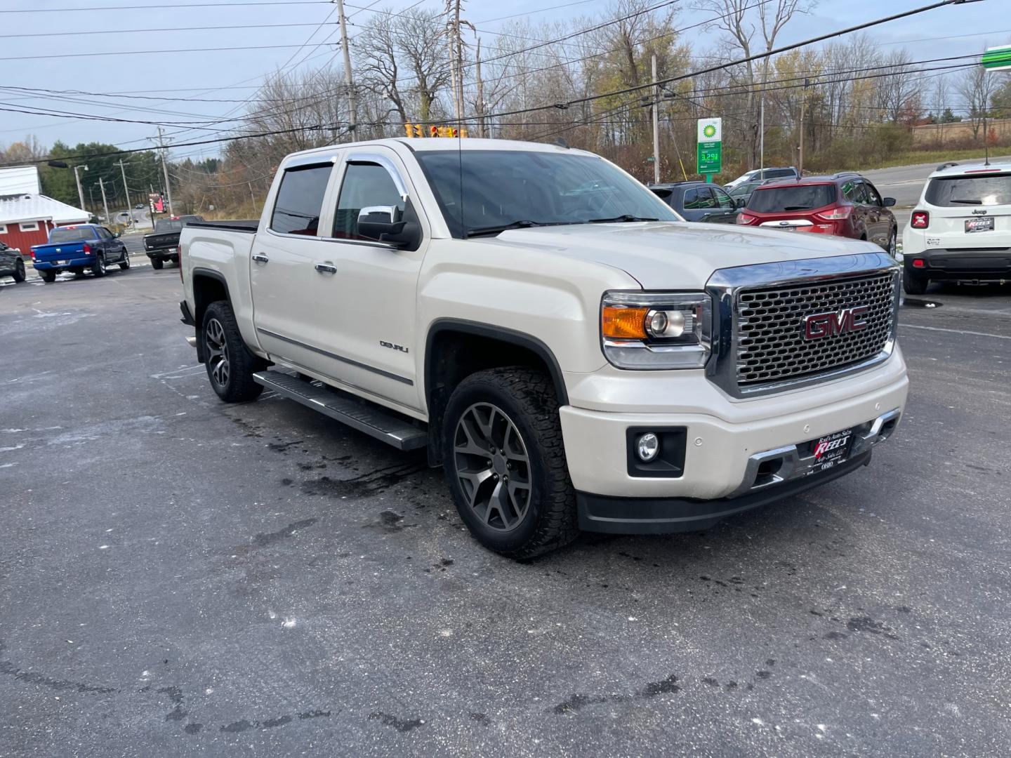 2014 White /Black GMC Sierra 1500 Denali Crew Cab 4WD (3GTU2WEC6EG) with an 5.3L V8 OHV 16V FFV engine, 6-Speed Automatic transmission, located at 11115 Chardon Rd. , Chardon, OH, 44024, (440) 214-9705, 41.580246, -81.241943 - Photo#2