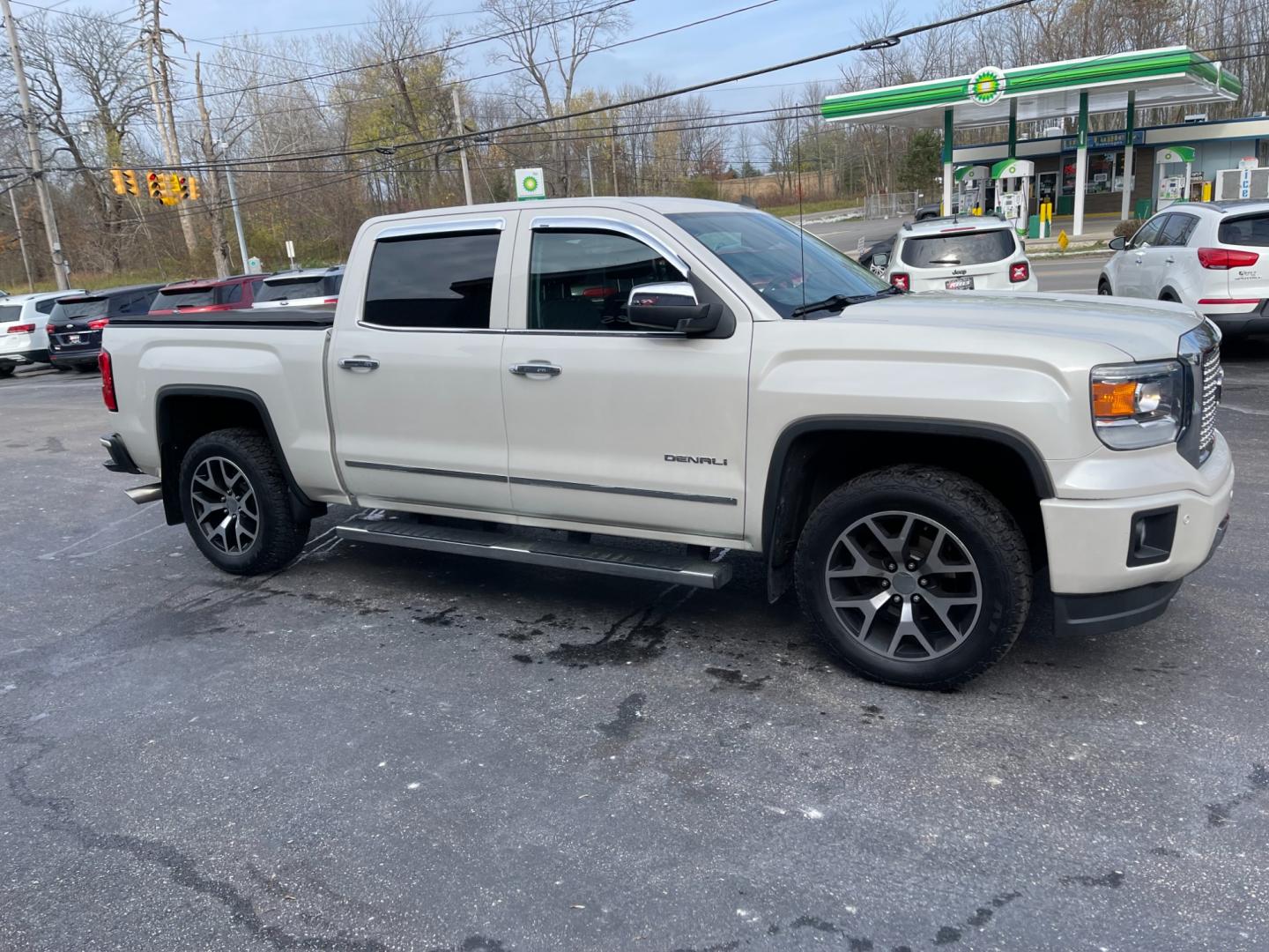 2014 White /Black GMC Sierra 1500 Denali Crew Cab 4WD (3GTU2WEC6EG) with an 5.3L V8 OHV 16V FFV engine, 6-Speed Automatic transmission, located at 11115 Chardon Rd. , Chardon, OH, 44024, (440) 214-9705, 41.580246, -81.241943 - Photo#3