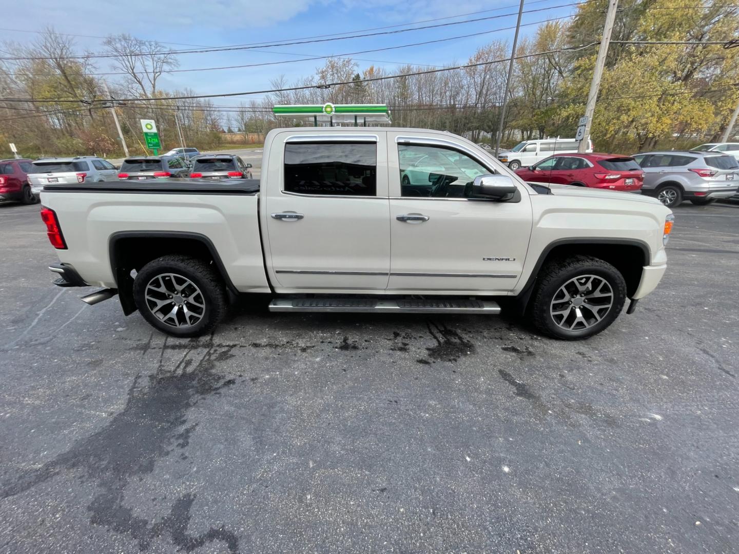 2014 White /Black GMC Sierra 1500 Denali Crew Cab 4WD (3GTU2WEC6EG) with an 5.3L V8 OHV 16V FFV engine, 6-Speed Automatic transmission, located at 11115 Chardon Rd. , Chardon, OH, 44024, (440) 214-9705, 41.580246, -81.241943 - Photo#6